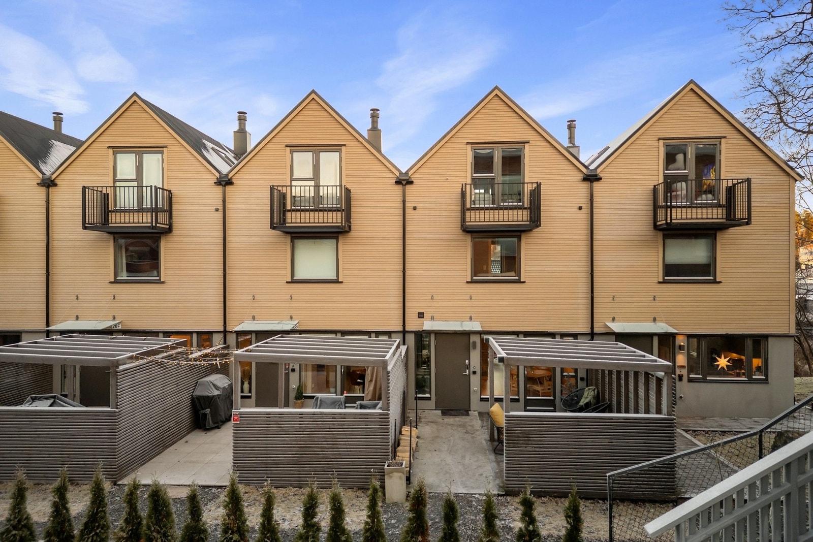 Fasade vest med flott uteplass Galleribilde