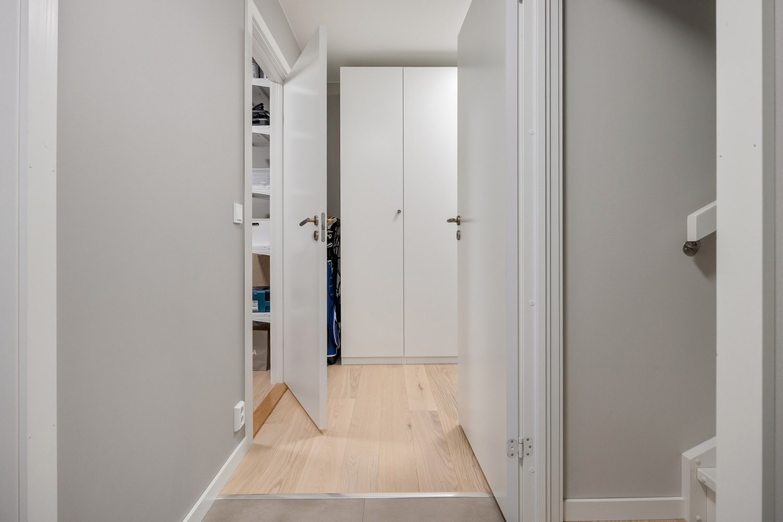 Boligen har en praktisk u.etg. med gulvvarme og er utstyrt med mye skap og oppbevaringsplass Galleribilde