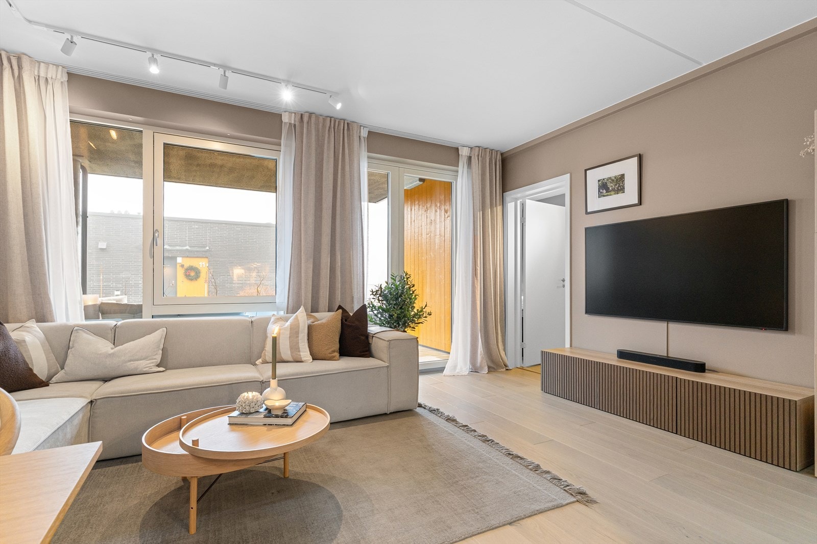 Lys og delikat stue med utgang til romslig terrasse Galleribilde