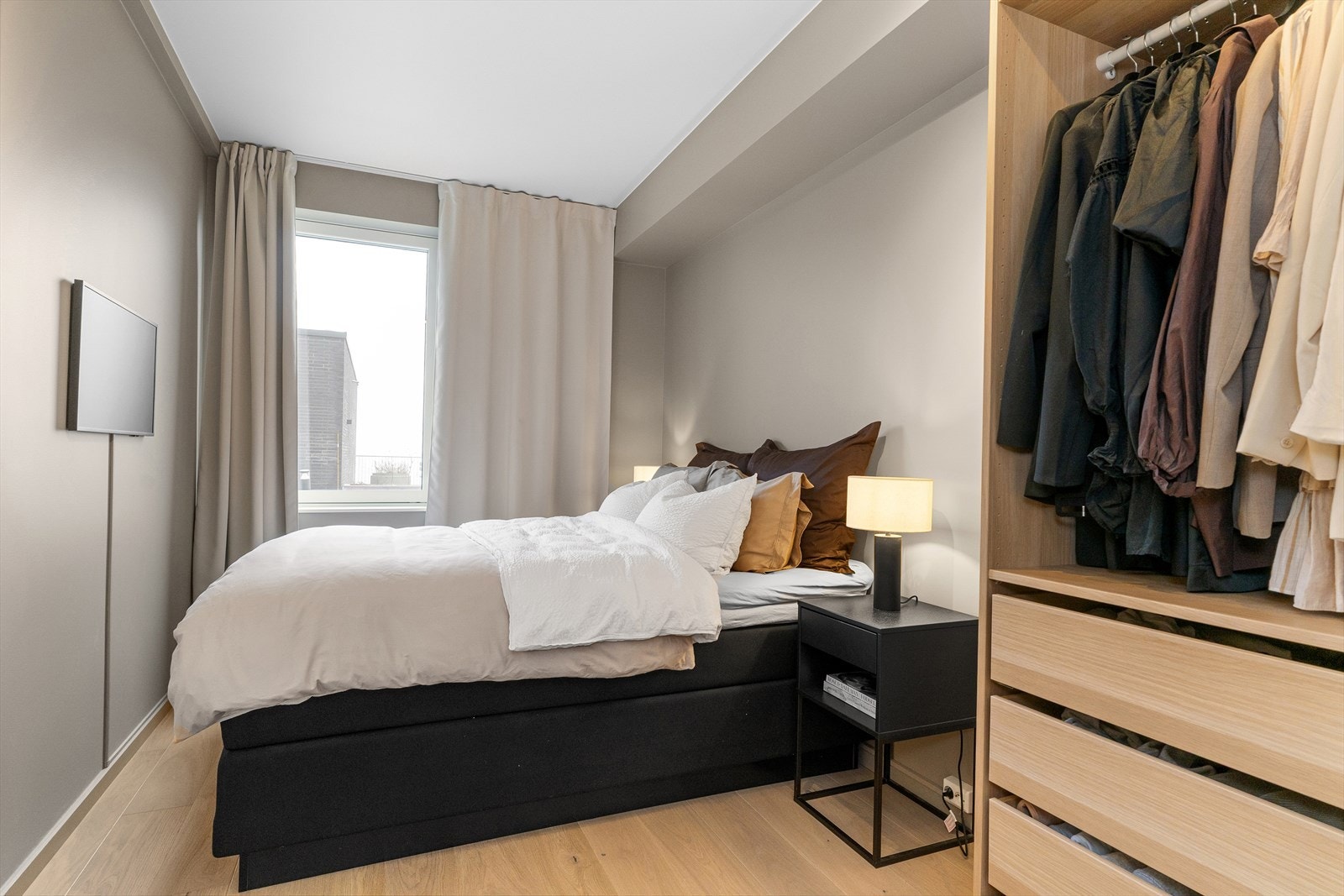Stort soverom med praktisk garderobeløsning Galleribilde