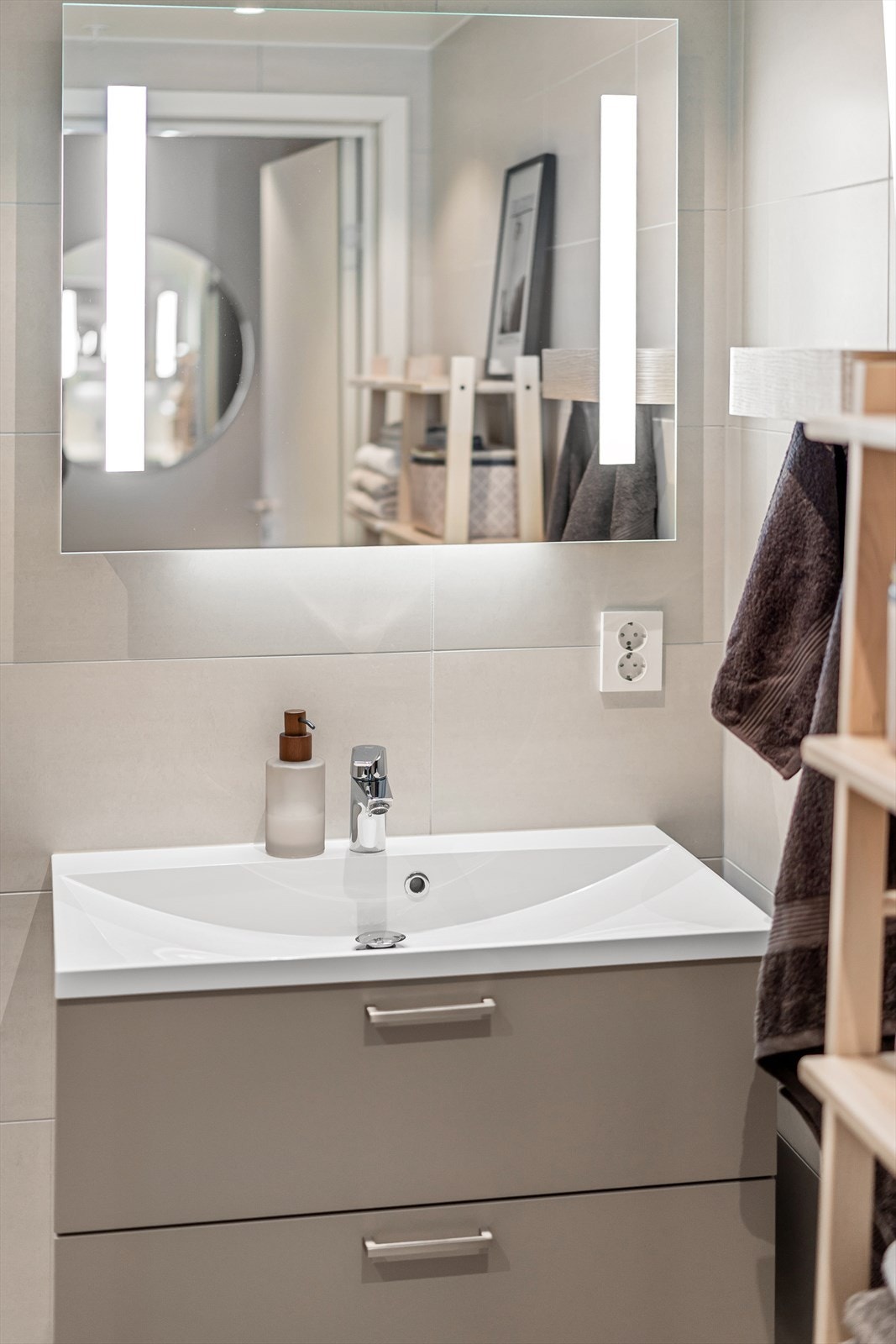 Moderne innredning med heldekkende vask Galleribilde