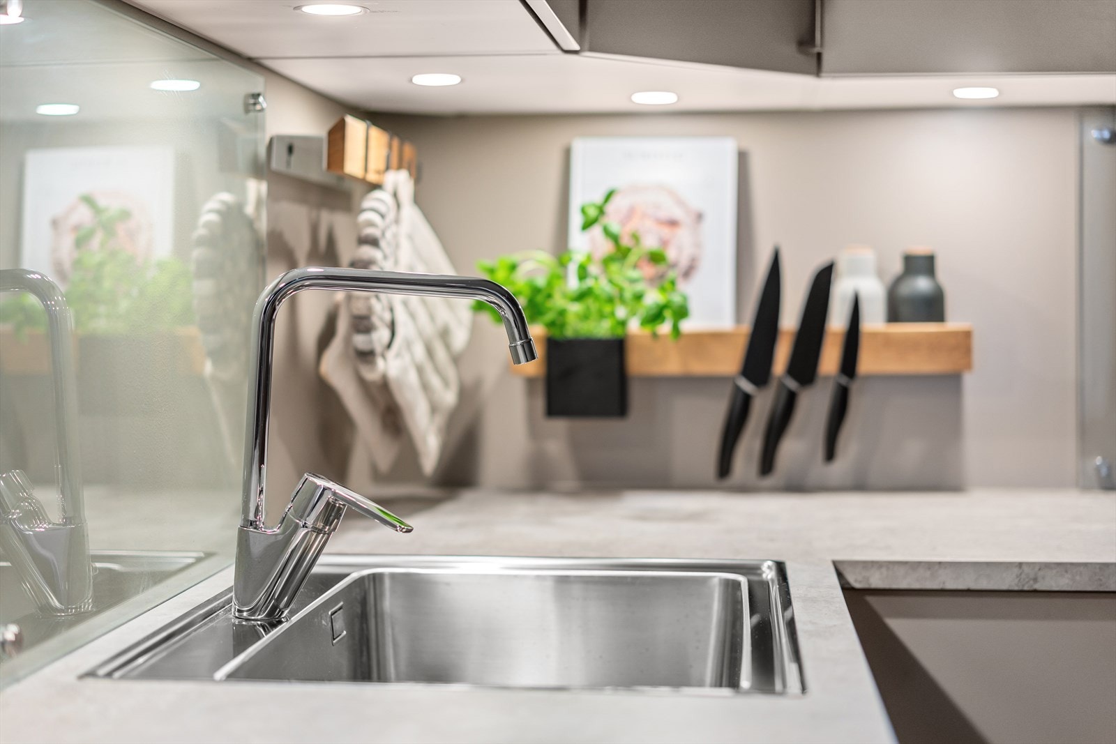 God arbeidsplass på kjøkkenbenken Galleribilde