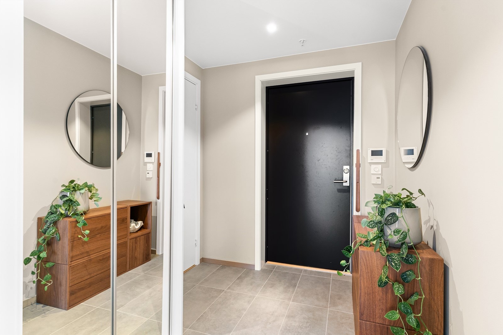 Innbydende og romslig gang Galleribilde