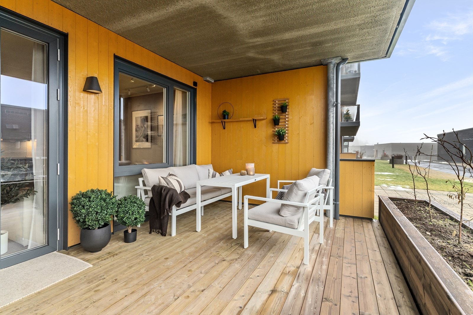 Romslig og takoverbygd terrasse Galleribilde