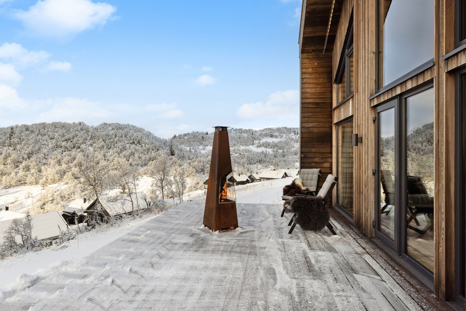 Hyggelig uteområde med stor terrasse, solforhold hele dagen og plass til både møbler og grill for sosiale sammenkomster. Galleribilde