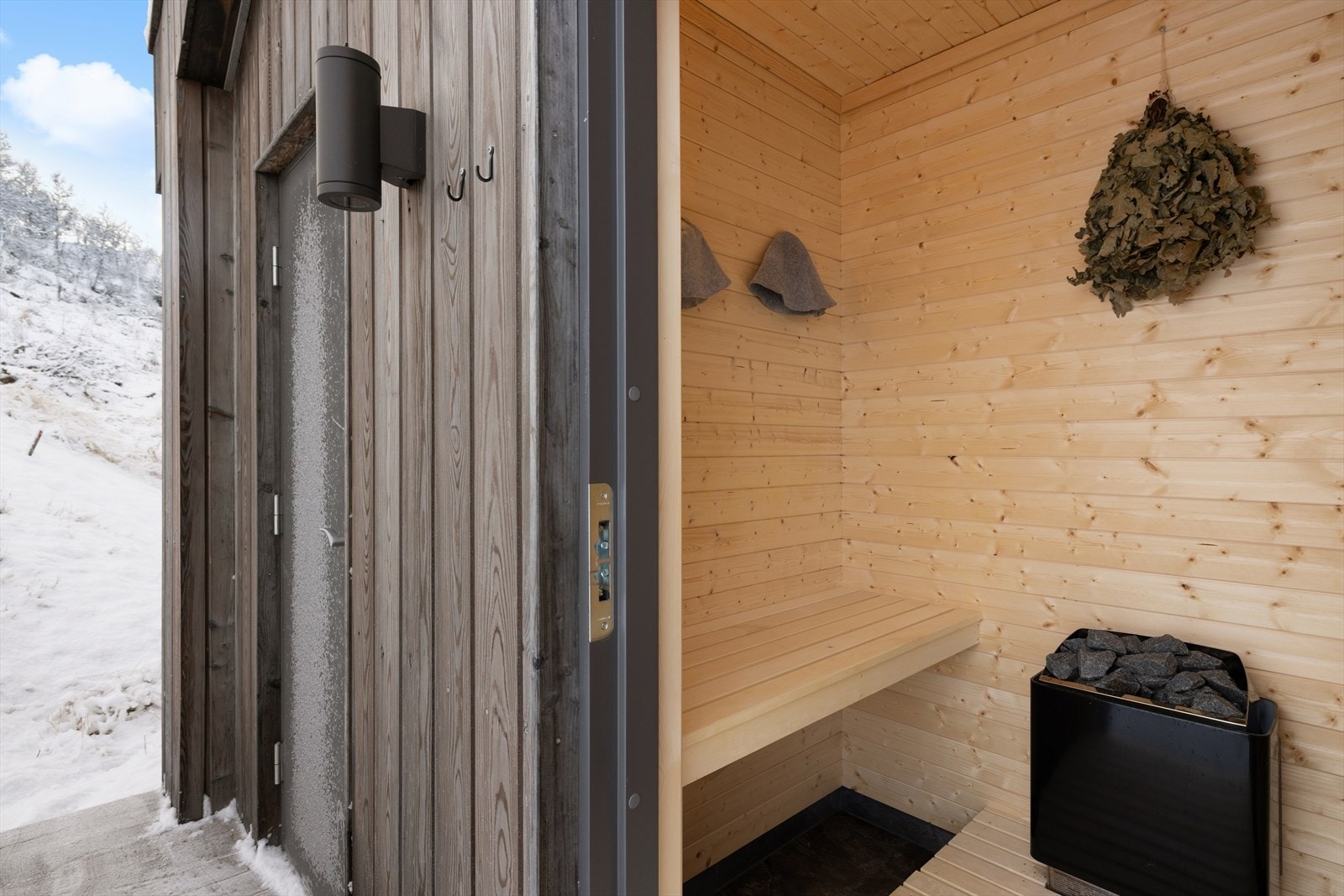 Badstue med praktisk plassering i garasjen, ideell for avslapning og umiddelbar vintermoro ute. Galleribilde