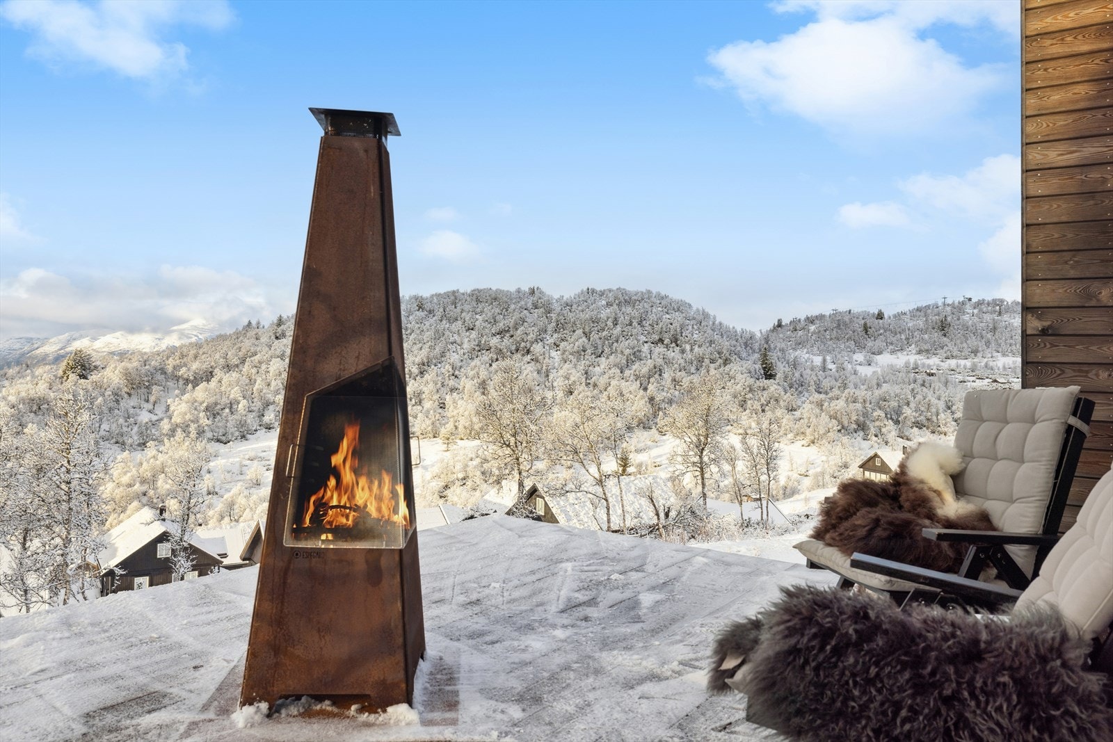 Fjellhytte med uslåelig beliggenhet i alpinbakken, ca. 1000 moh - ski rett utenfor døren og panoramautsikt over fjellet. Galleribilde