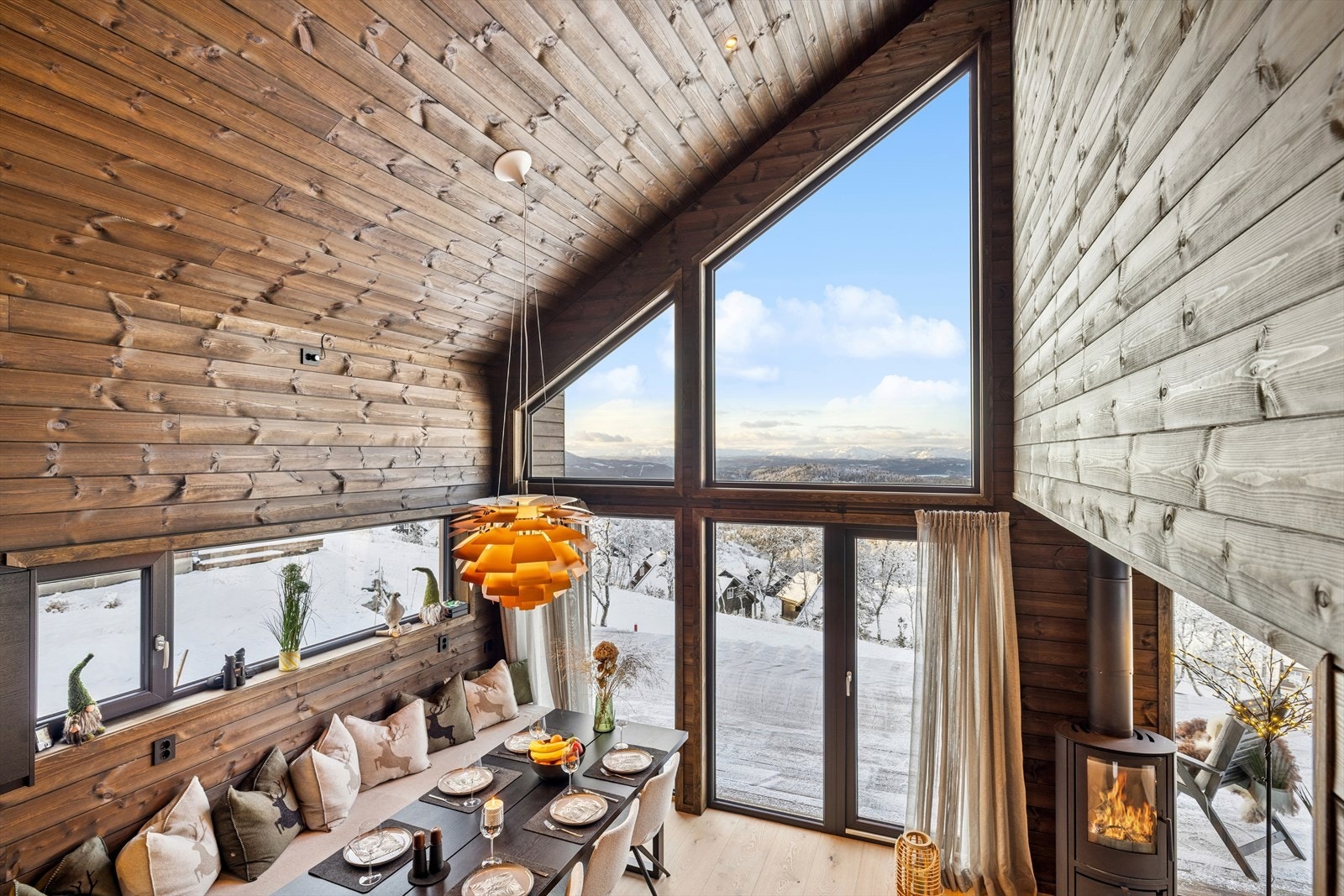 Hytta har en åpen og inkluderende planløsning som gjør det enkelt å samle familie og venner. Galleribilde