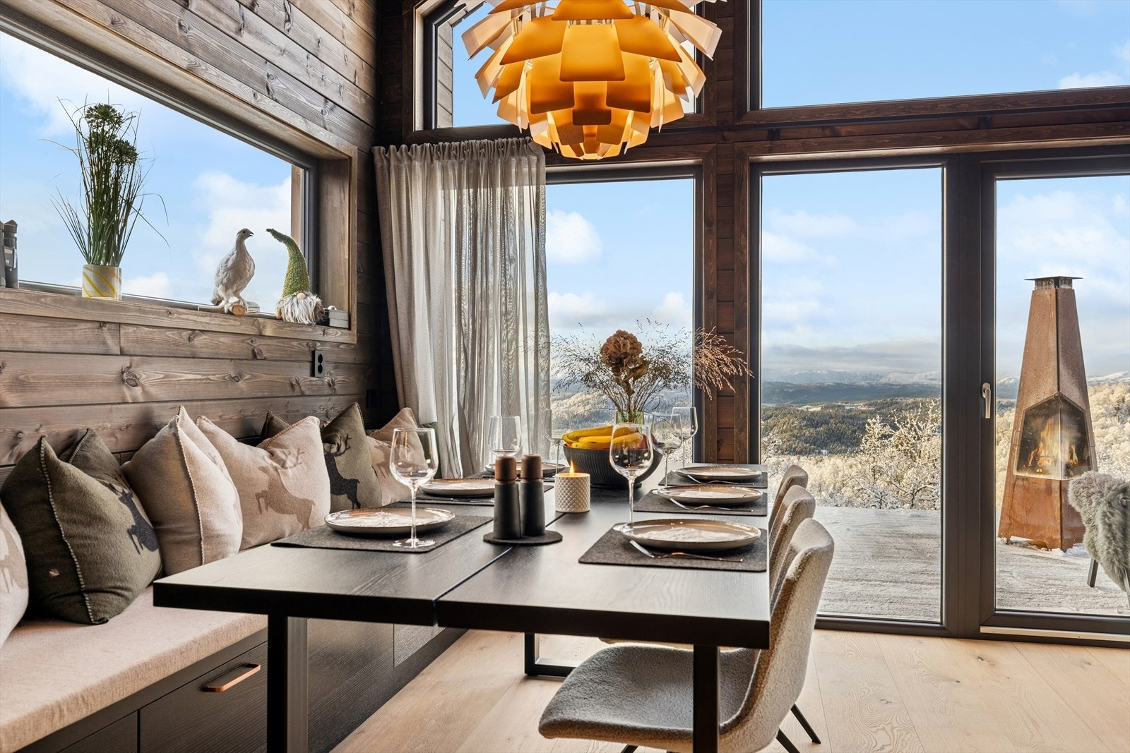 Store vindusflater gir fantastisk naturlig lys inn i hytta. Hytta liggerfint til, skjermet med mer utsyn enn innsyn. Galleribilde