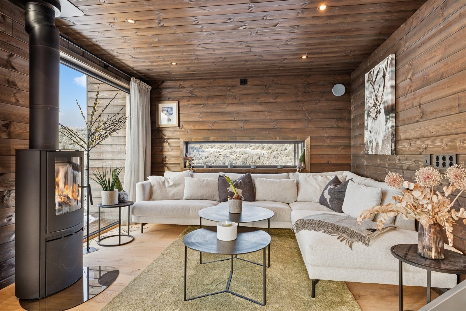 Stuen er delt inn i soner, og møblene som medfølger passer perfekt inn.
Sofasonen oppleves både åpen og intim - et lunt samlingspunkt for hygge og avslapning med familie og venner. Galleribilde