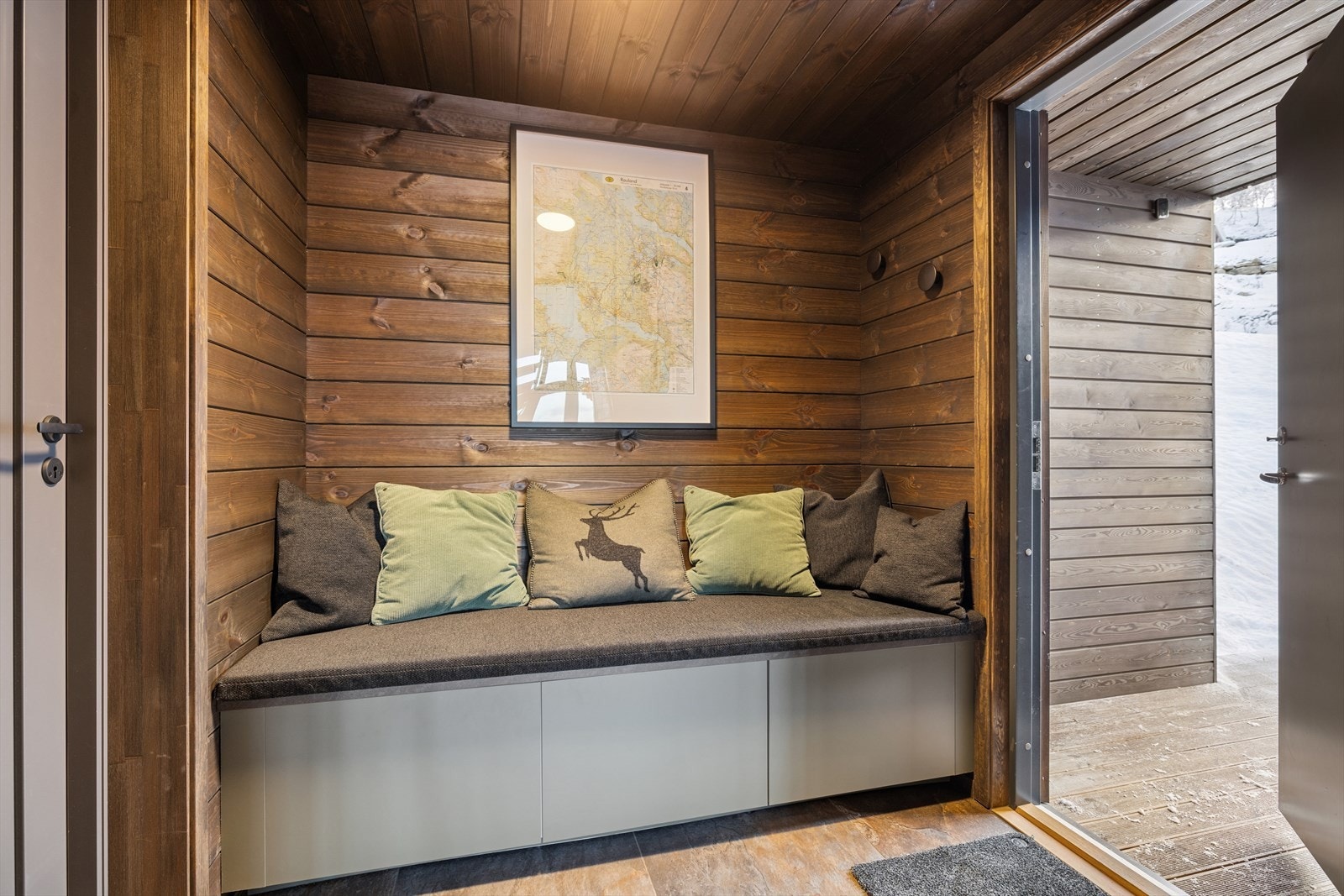 Flott entré med god plass til yttertøy og direkte tilgang til praktisk bod. Innbydende inngang som setter tonen for hyttens moderne stil. Galleribilde