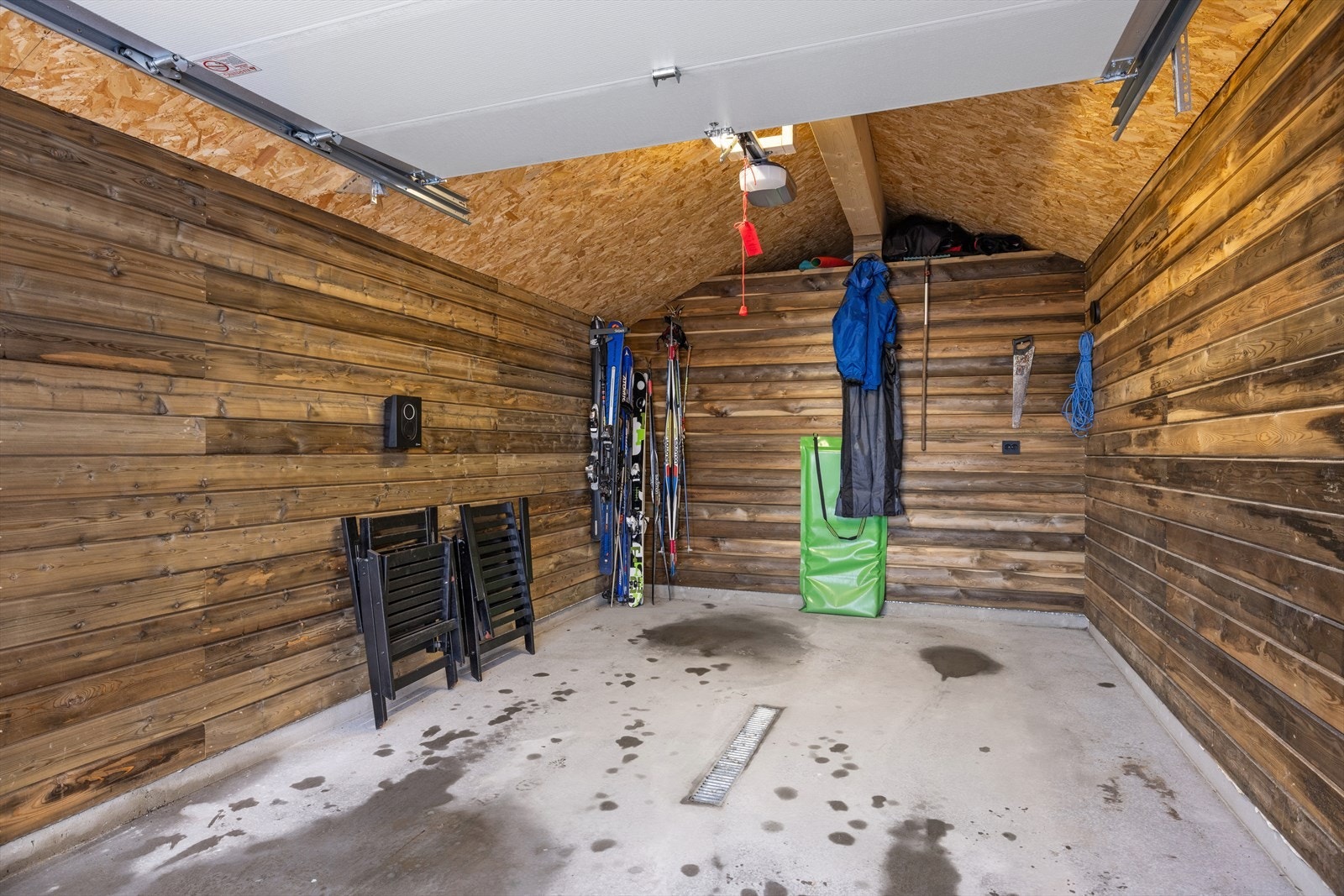 Praktisk garasje med elektrisk port, perfekt for komfortabel parkering og lagring. Galleribilde