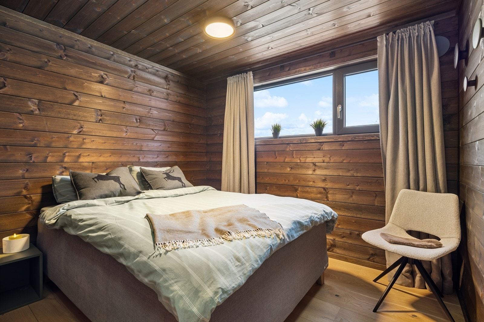 God størrelse på soverommene, med plass til dobbeltseng og praktiske garderobeløsninger. Galleribilde