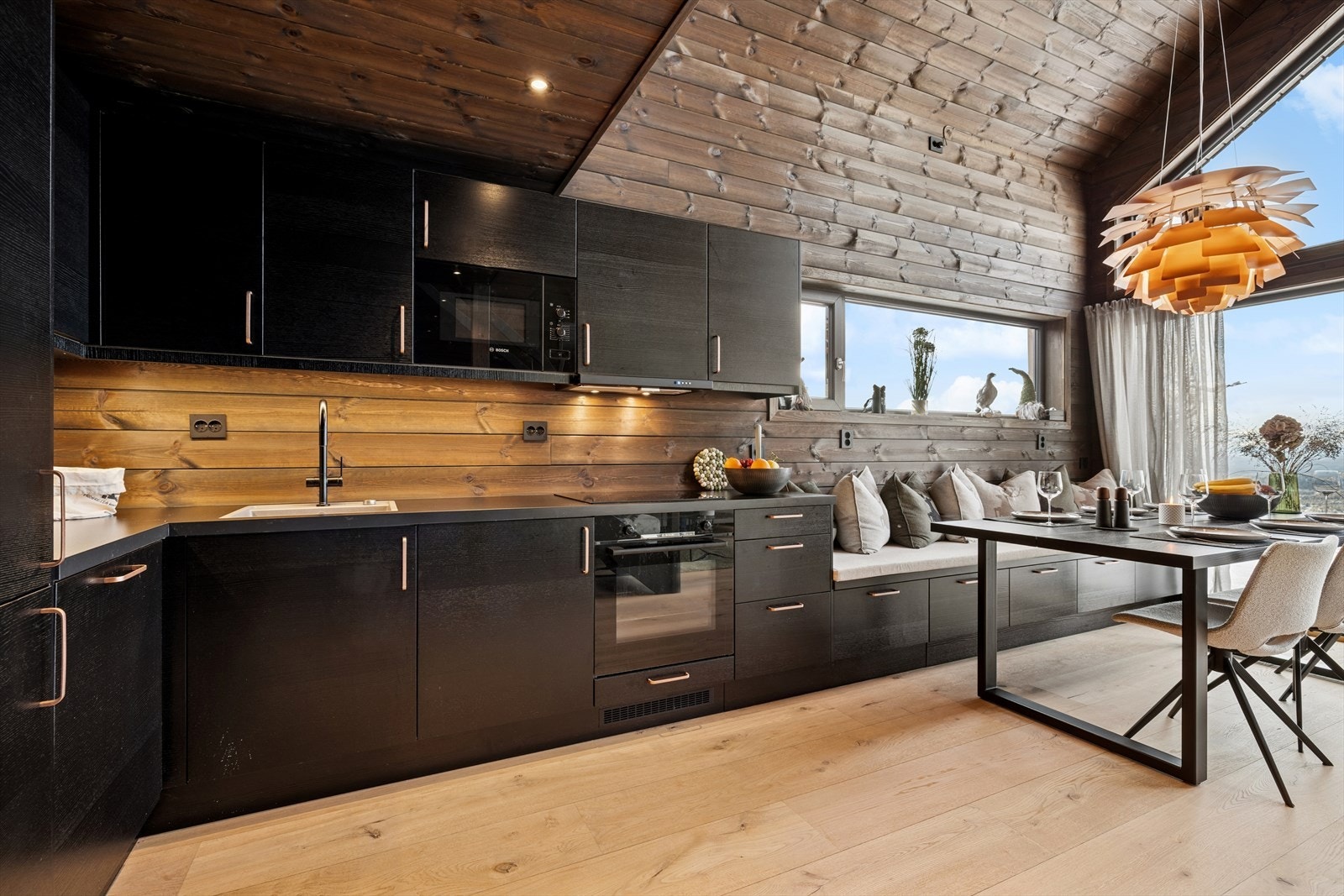 Lys og romslig stue med store vindusflater, åpen løsning mot kjøkken og spiseplass. Perfekt for sosialt samvær og avslapning. Galleribilde