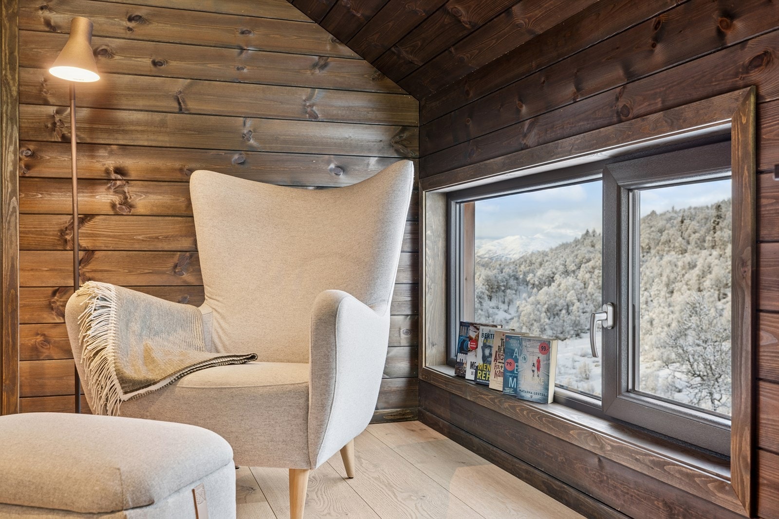 Koselig loftshjørne som gir et rolig rom for lesing og avslapning, med utsikt mot hyttens omgivelser. Galleribilde