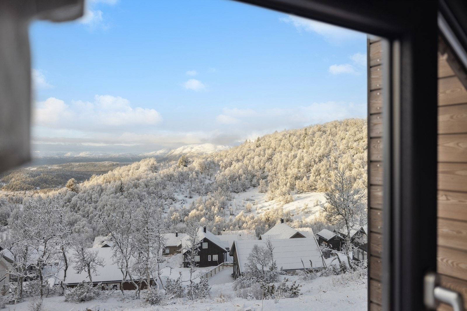 Storslått vid utsikt mot Raulandsfjell og Bykle - perfekt for å nyte fjellets ro og vakre omgivelser. Galleribilde