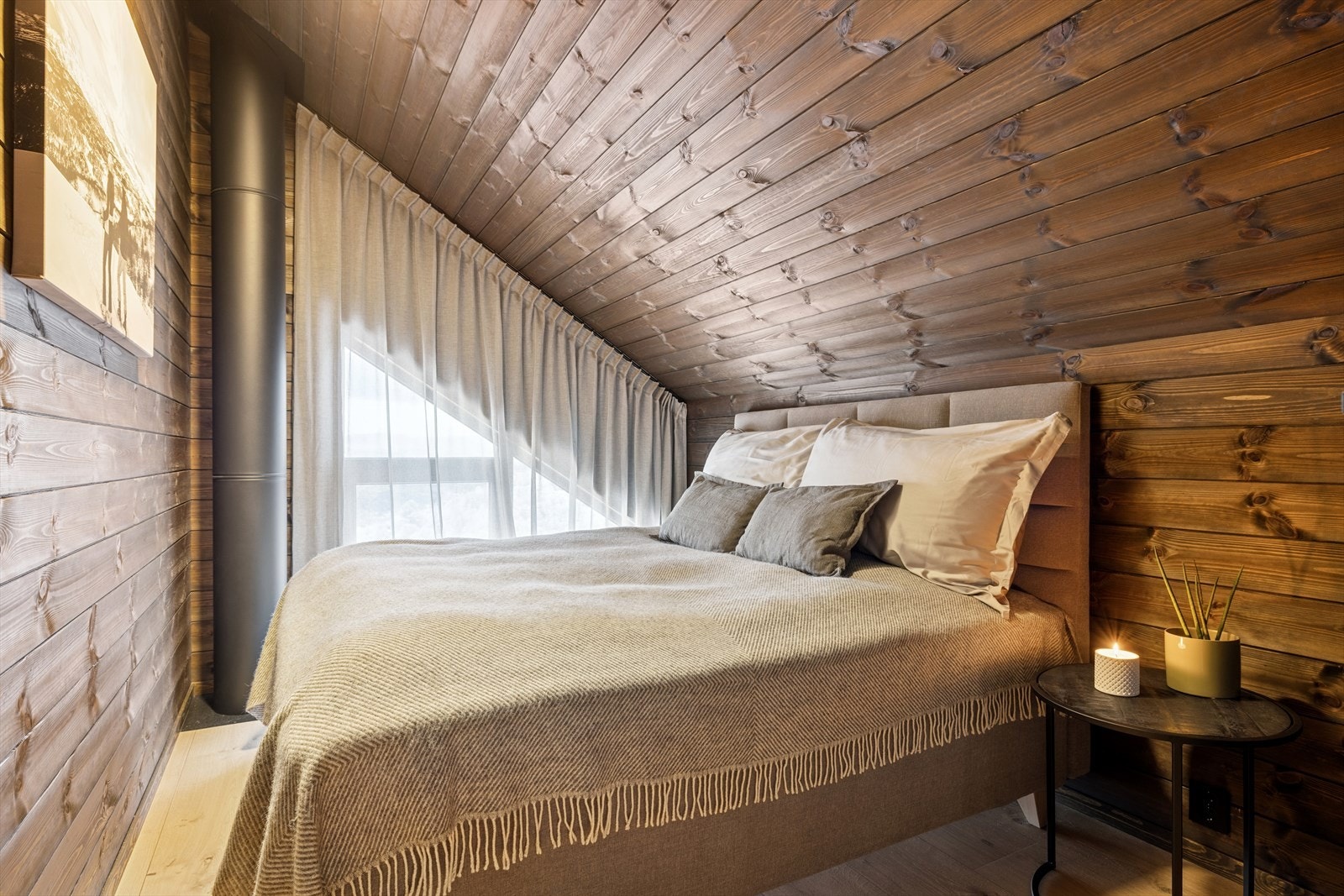 To romslige soverom med samme fine stil som resten av hytten, ett av dem noe større. Galleribilde