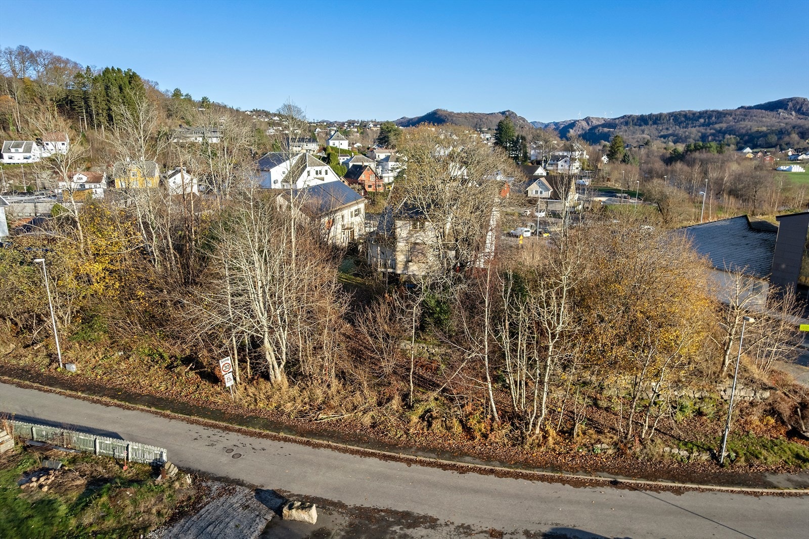 Eiendommen ligger i et etablert boligområde ca 1 km fra sentrum. Galleribilde