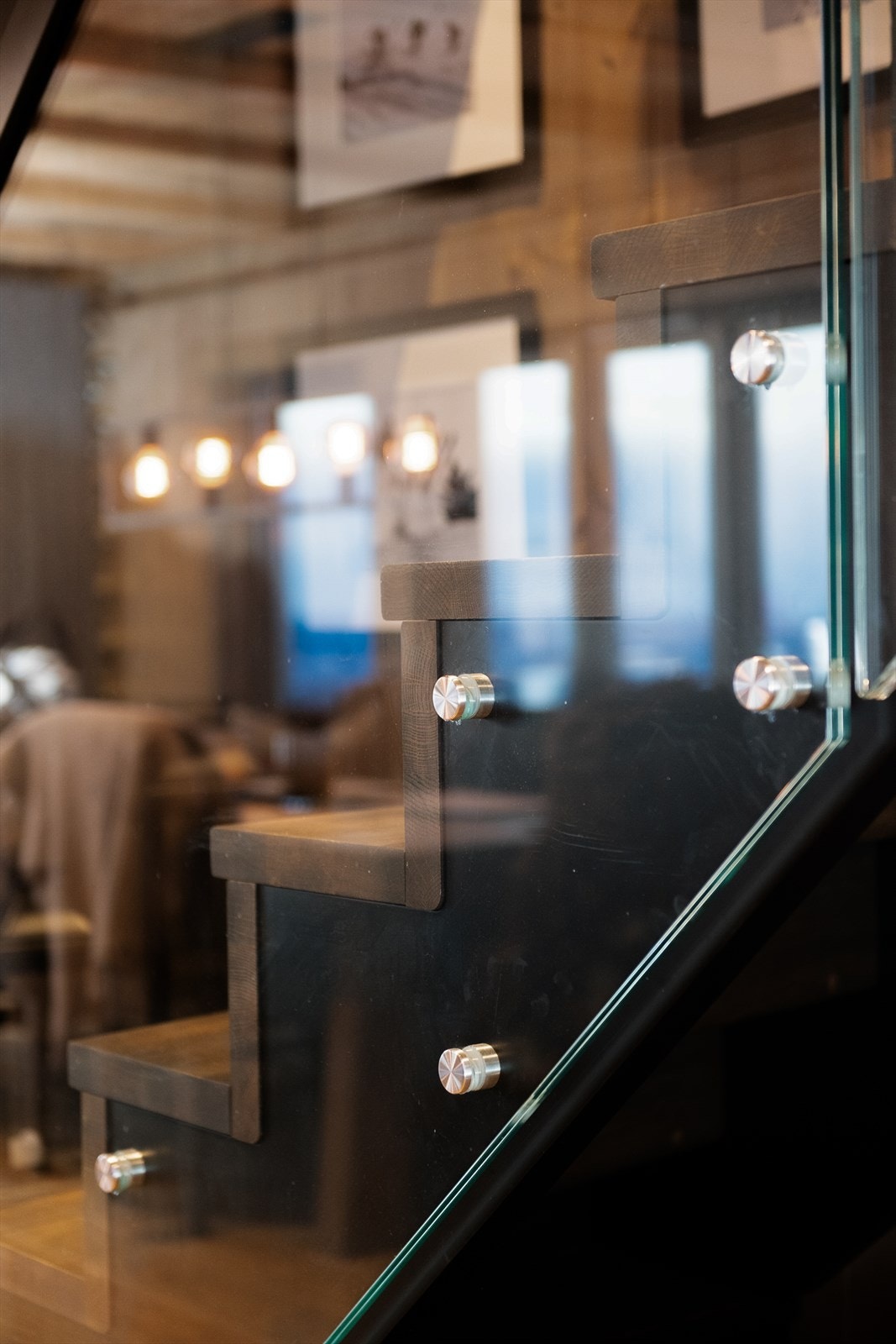 Trappen til hemsen har trinn i heltre og rekkverk i glass for et åpent uttrykk. Galleribilde