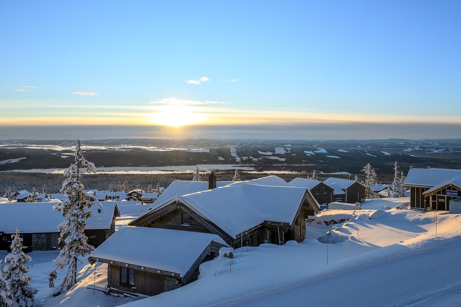 Fra hytta er det gangavstand til sentrum av Sjusjøen der du finner bl.a stor dagligvare, sportsbutikk, serveringssteder m.m. Galleribilde