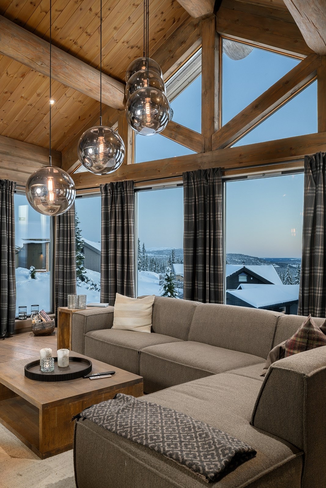 De store vinduene er plassert for å maksimere både lysinnslipp og utsikt. Galleribilde