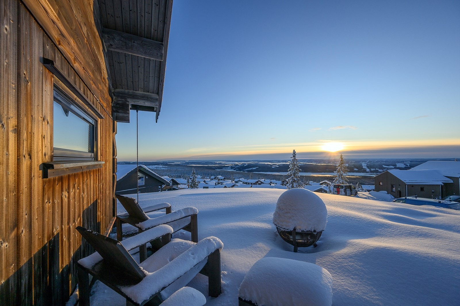 Hyggelig uteplass der sola kan nytes i hytteveggen i fred og ro. Galleribilde