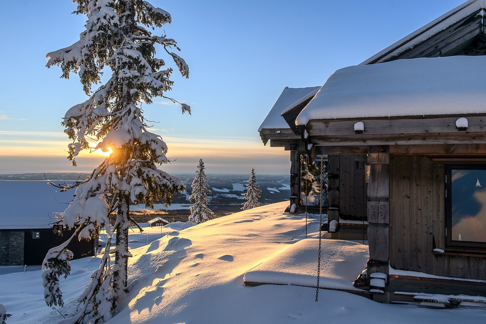 Hytta er flott til med fine solforhold og vidstrakt utsikt. Galleribilde