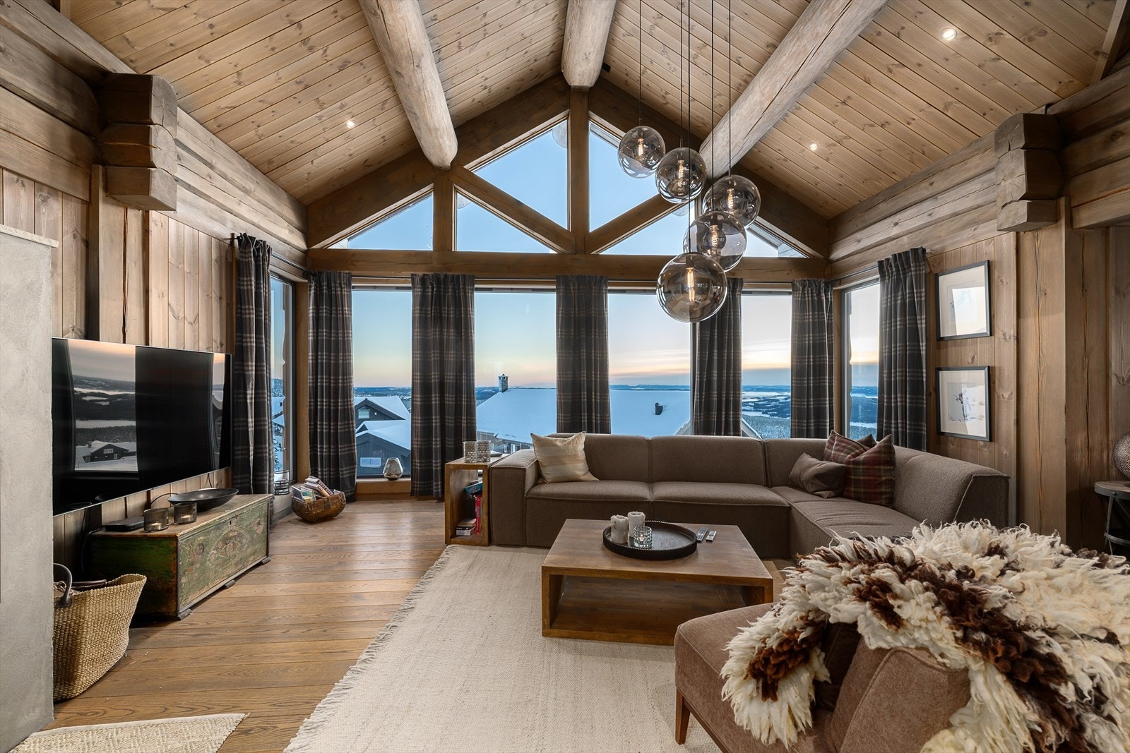 Store vindusflater fra gulv til tak gir rikelig med naturlig lys inn i hytta. Galleribilde