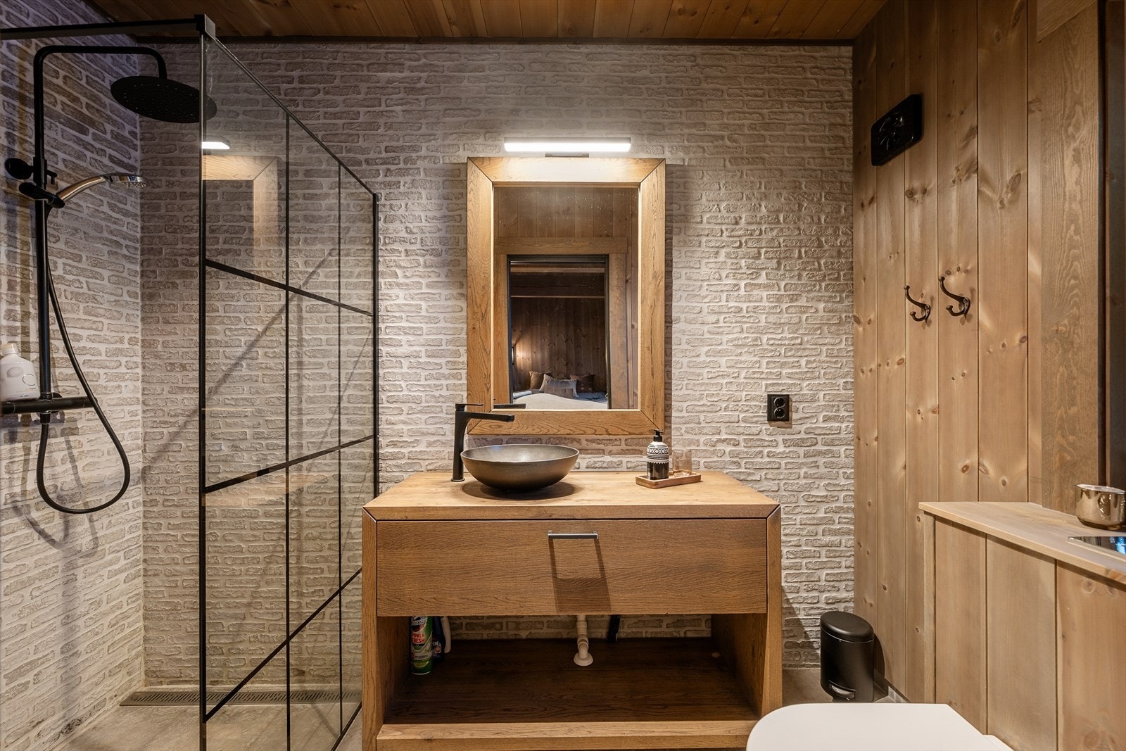 Baderomsinnredning i heltre med bolleservant og moderne armaturer. Galleribilde