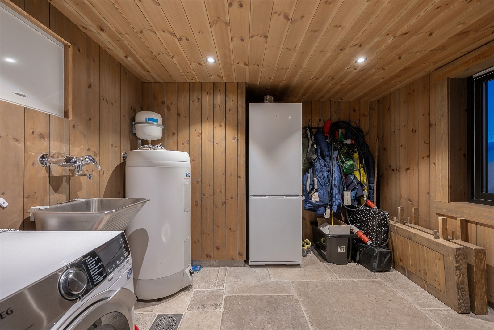 Eget vaskerom/teknisk rom med opplegg for vaskemaskin og ekstra oppbevaring. Galleribilde