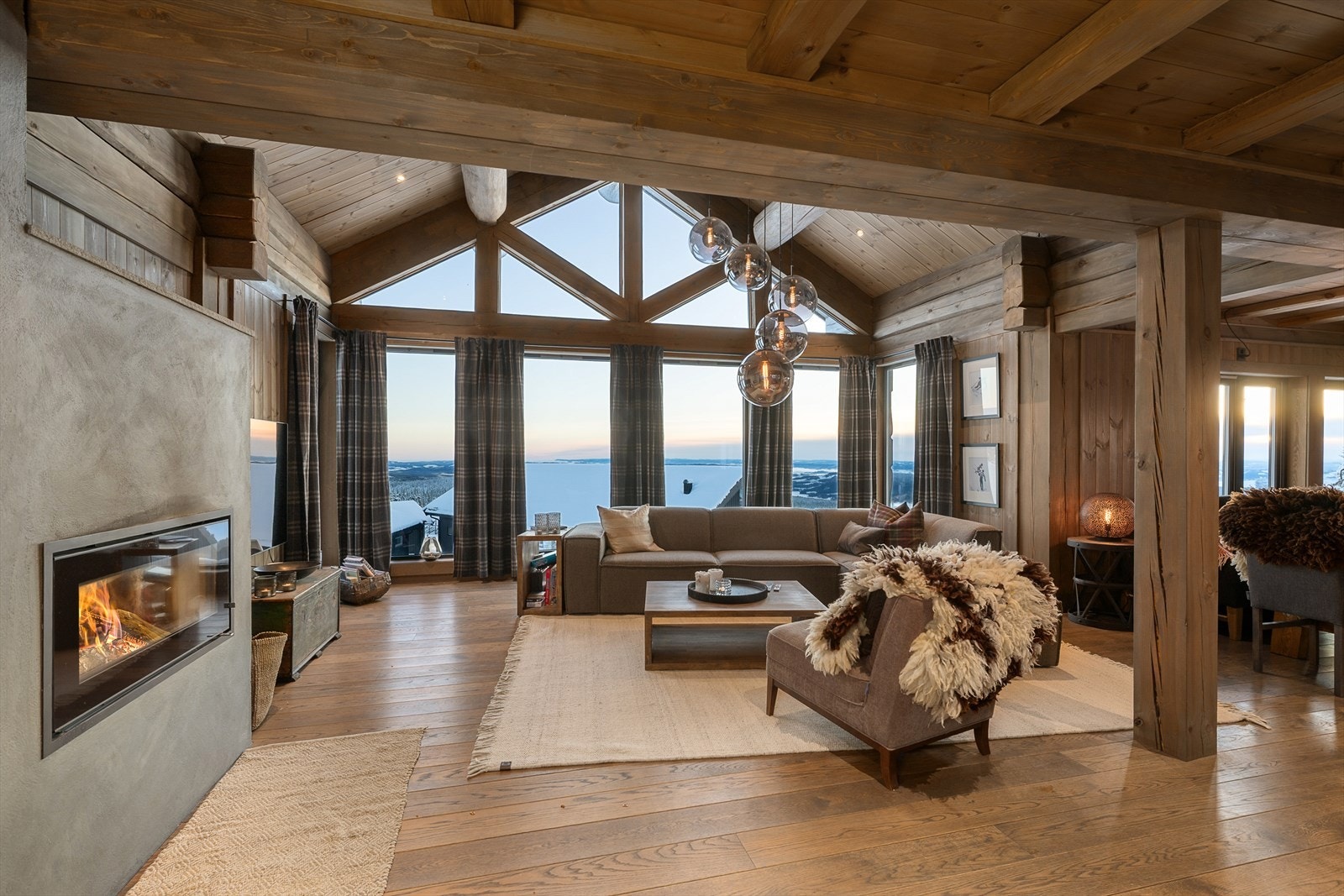 Den moderne peisinnsatsen gir både effektiv varme og en lun atmosfære. Galleribilde