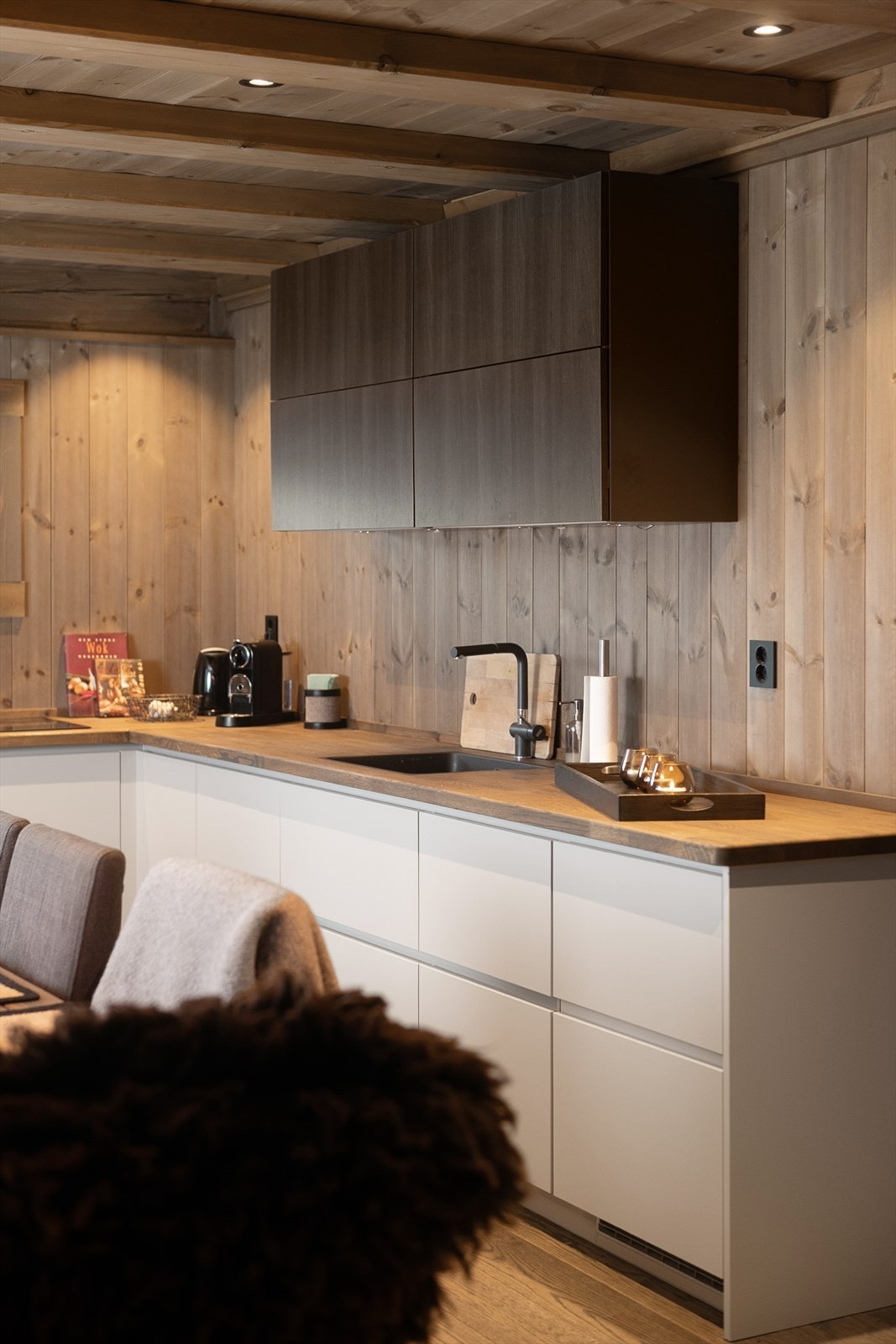 Detaljer som underlimt vask og sort blandebatteri understreker den gjennomførte stilen. Galleribilde