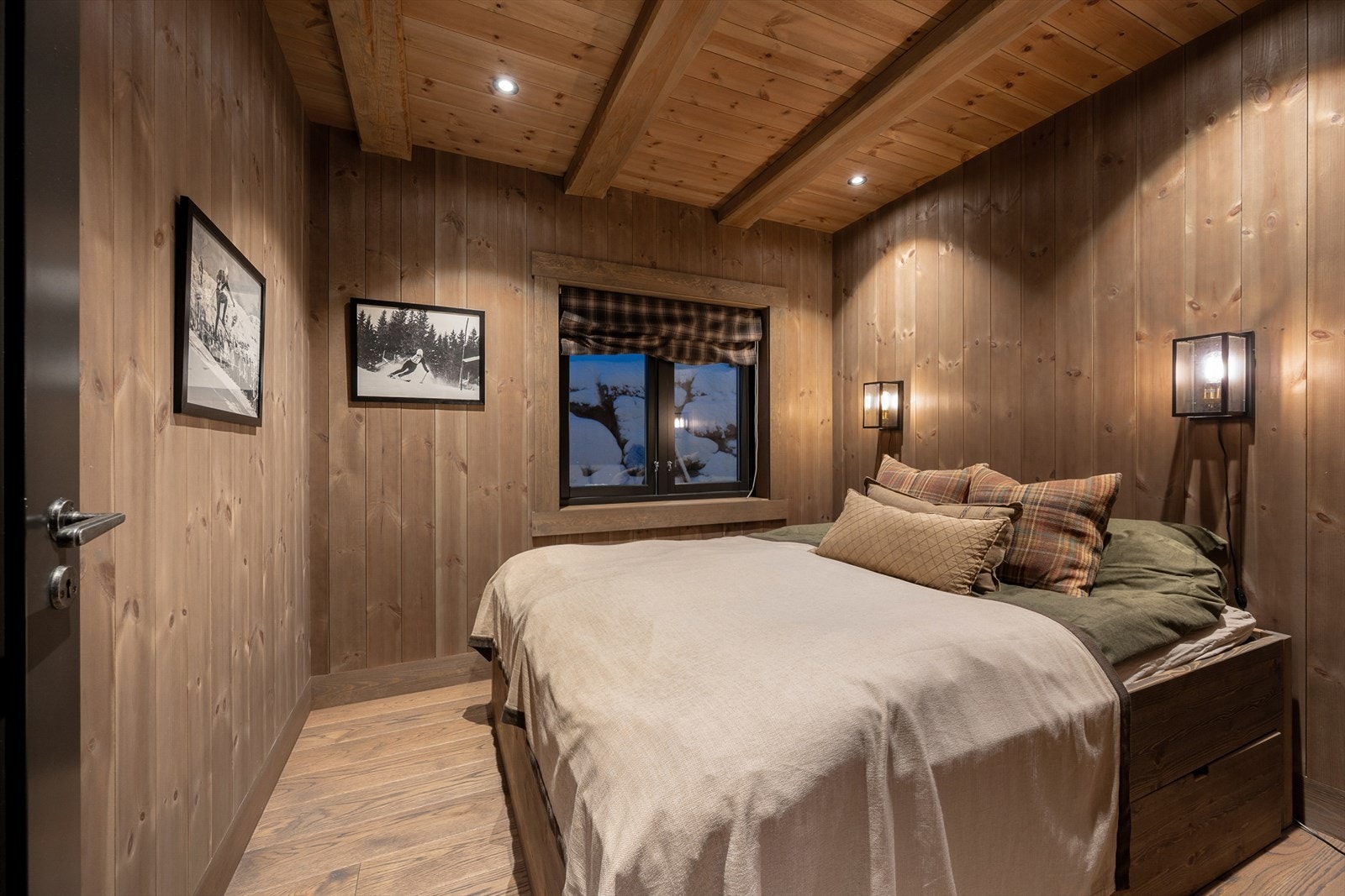 Gjennomgående bruk av trepanel på vegger og i tak gir en lun og enhetlig stil. Galleribilde