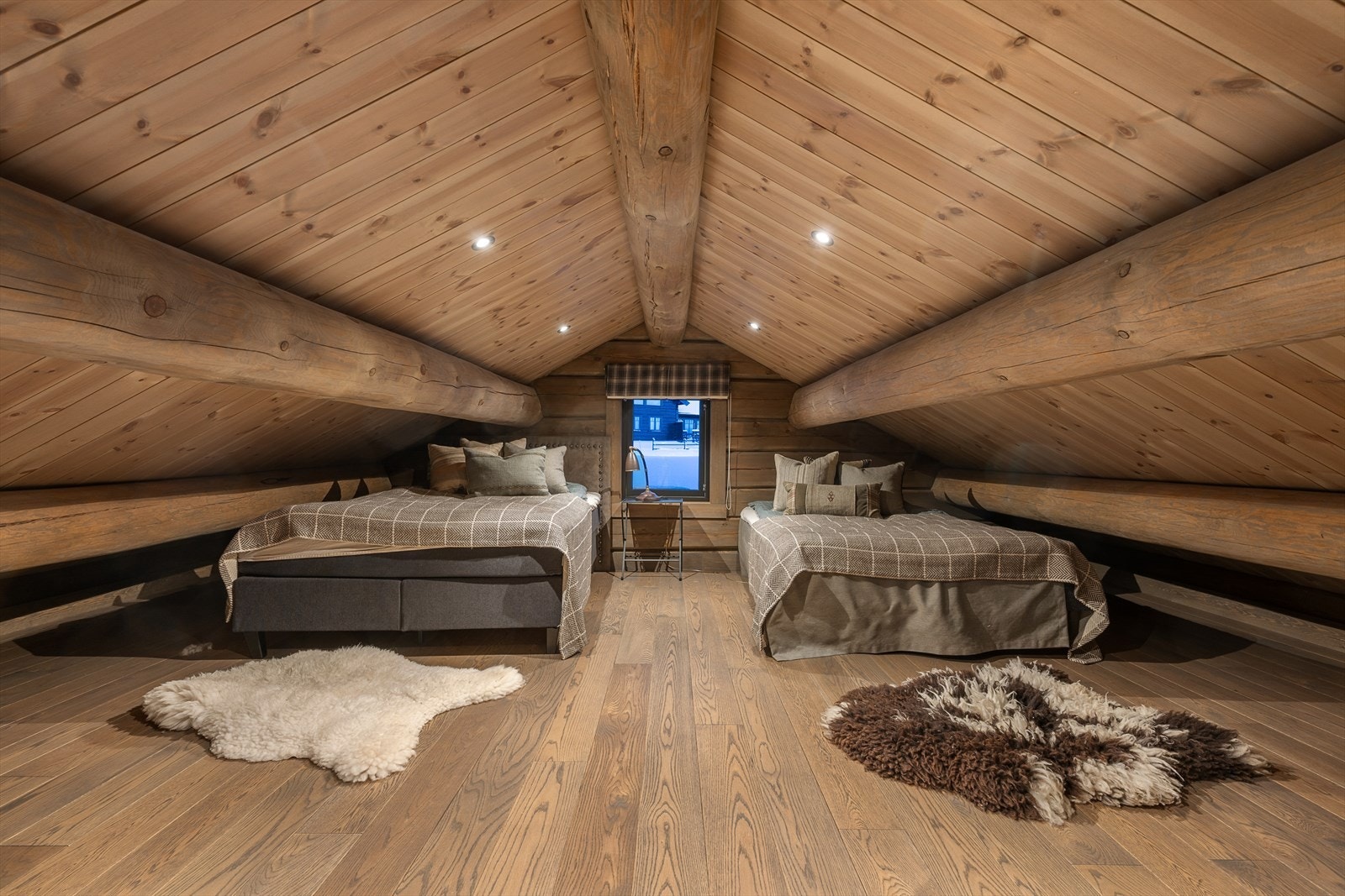 De synlige tømmerstokkene gir en rustikk og sjarmerende atmosfære på hemsen. Galleribilde