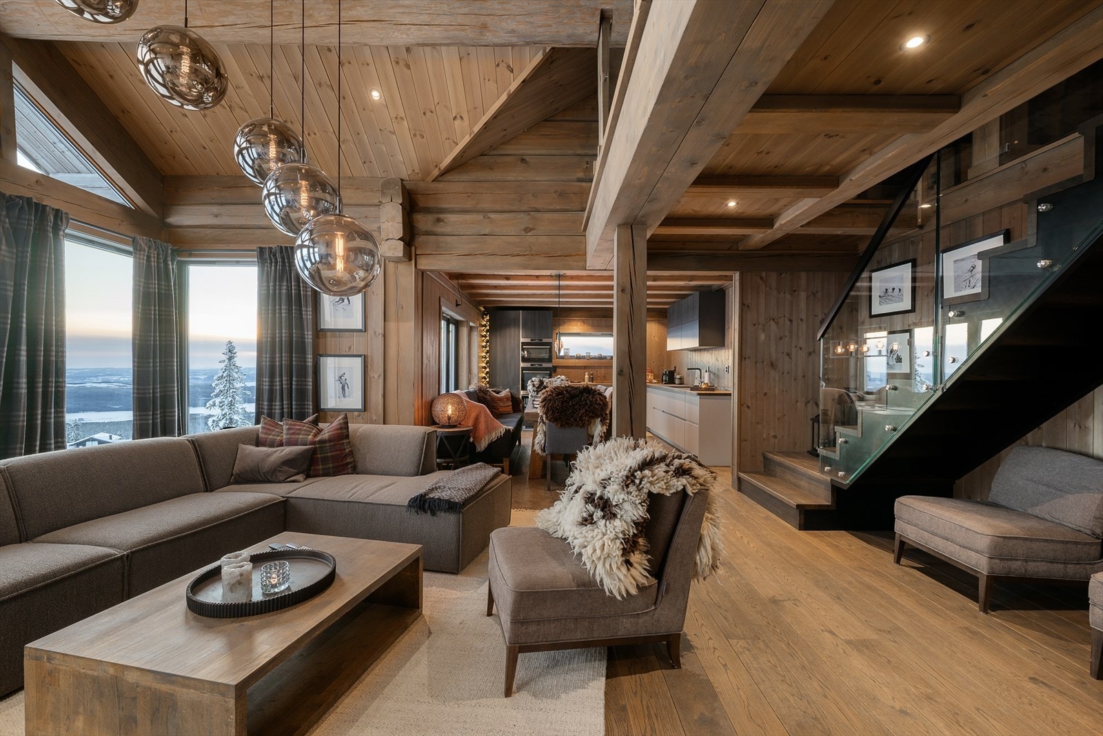 Lune og klassiske materialvalg skaper en gjennomført og hyggelig atmosfære i hytta. Galleribilde