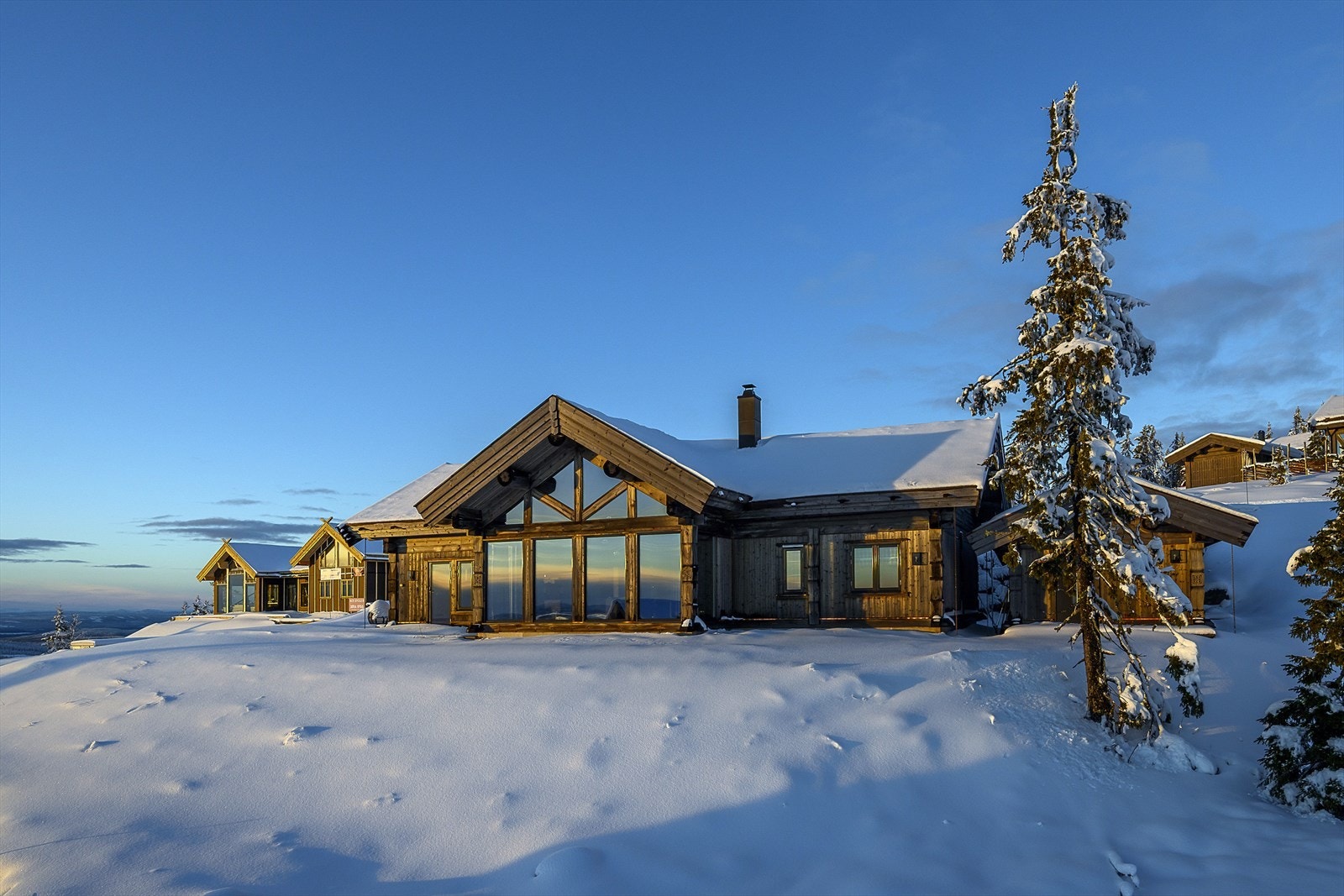 Velkommen til Sjusjøen-Brøttum 3046! Meget smakfull og innbydende hytte i attraktive omgivelser. En sjelden mulighet. Foto: Lars Marius Bækkevold. Galleribilde