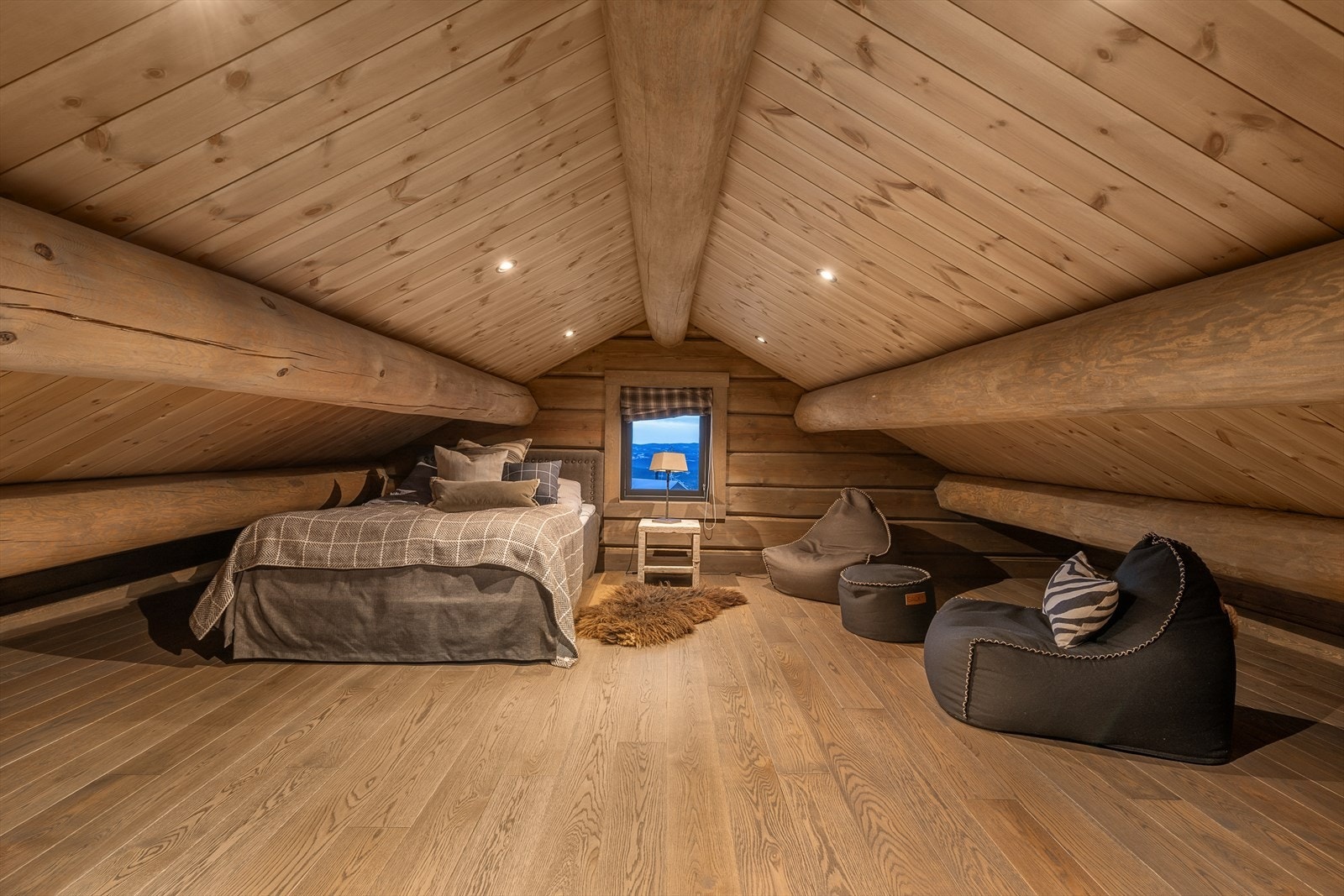 Hemsen er innredet med flere soveplasser, som utnytter arealet godt. Galleribilde