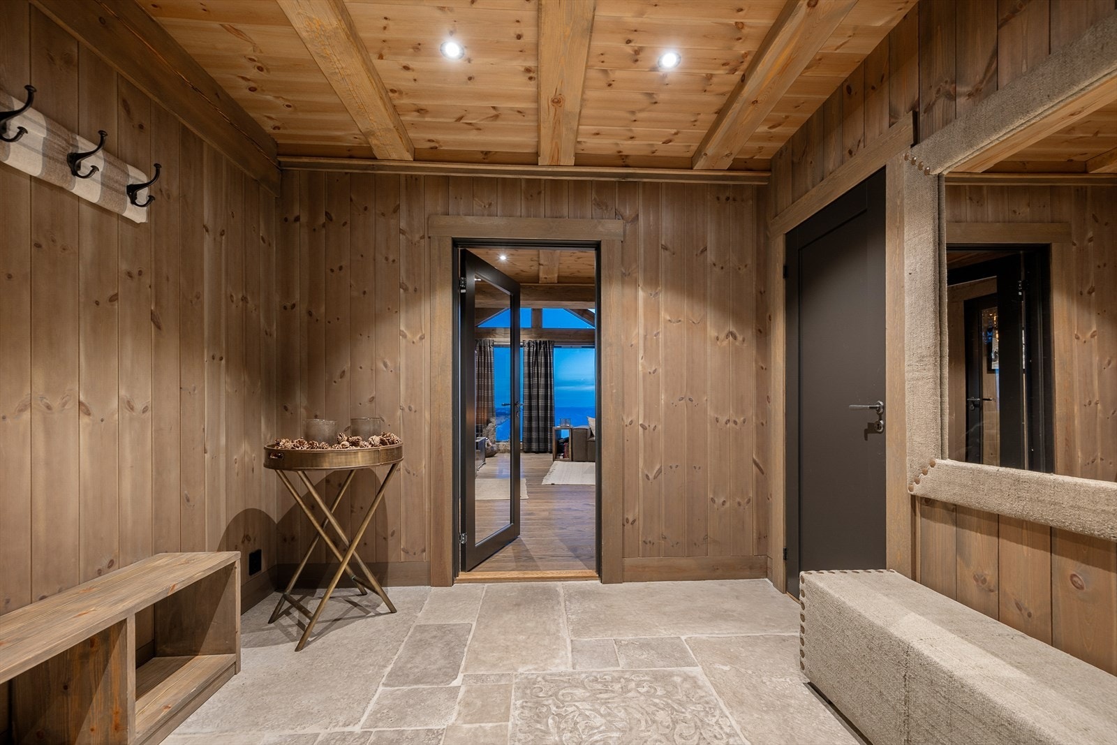 Fra entreen er det adkomst inn til vaskerommet, wc samt dør inn i det hyggelige og lune oppholdsrommet. Galleribilde