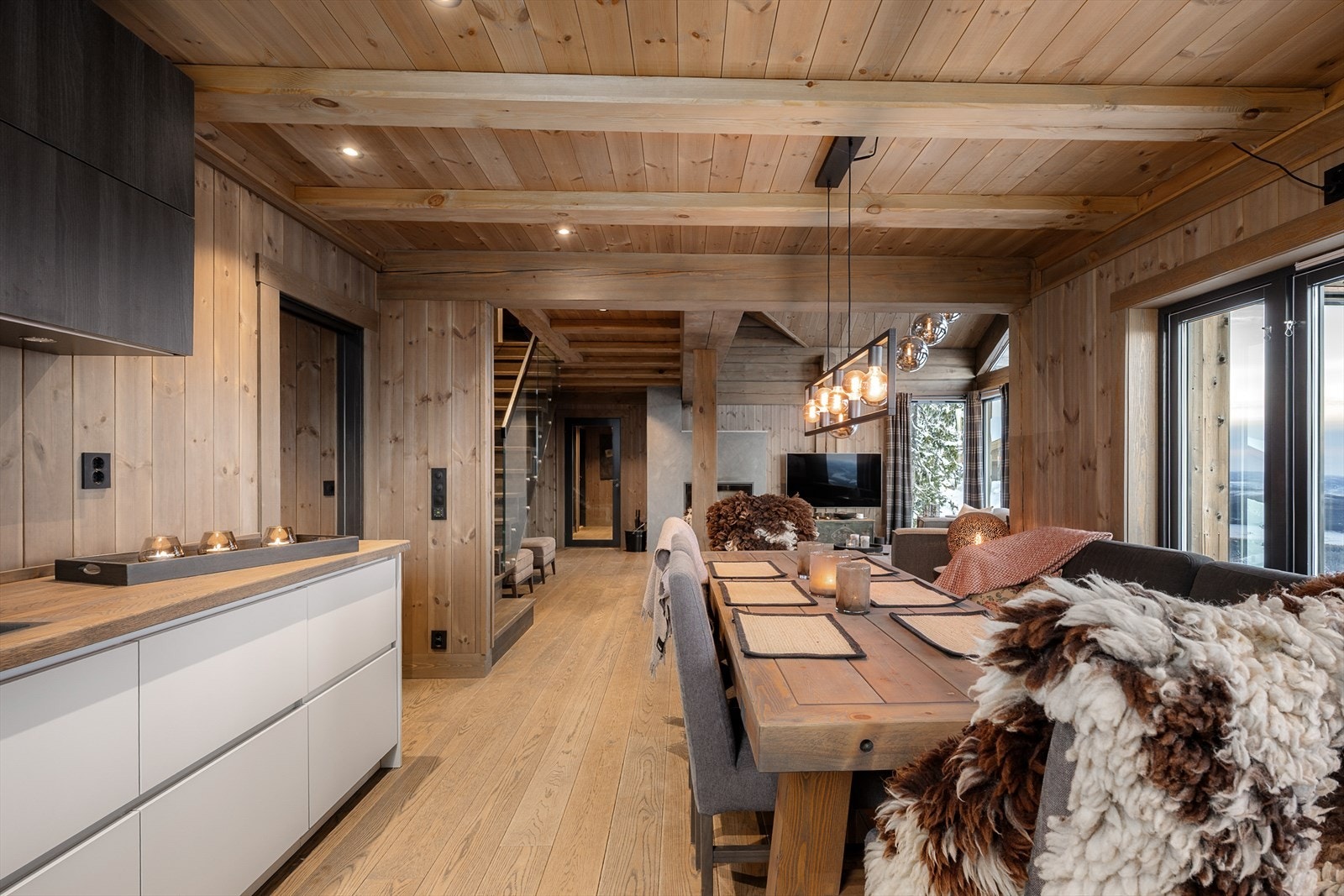 Funksjonell og åpen løsning mellom spiseplassen og stua. Galleribilde