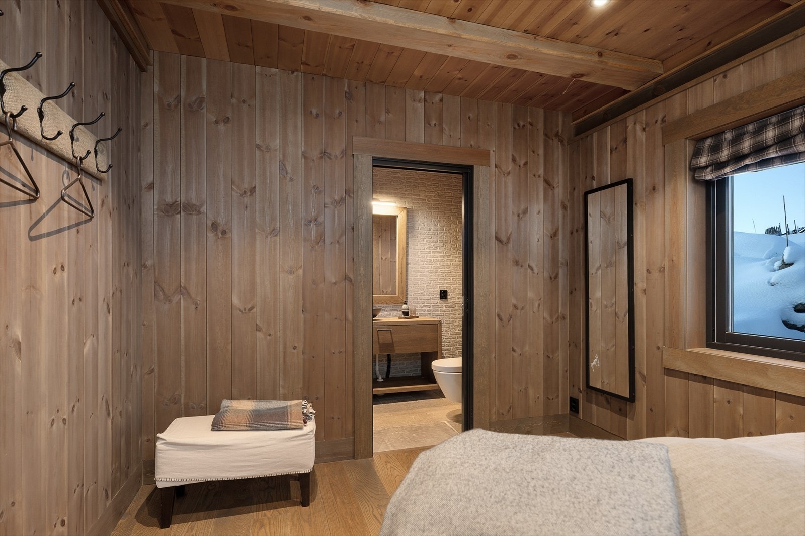 Fra soverommet er det inngang til et privat baderom. Galleribilde