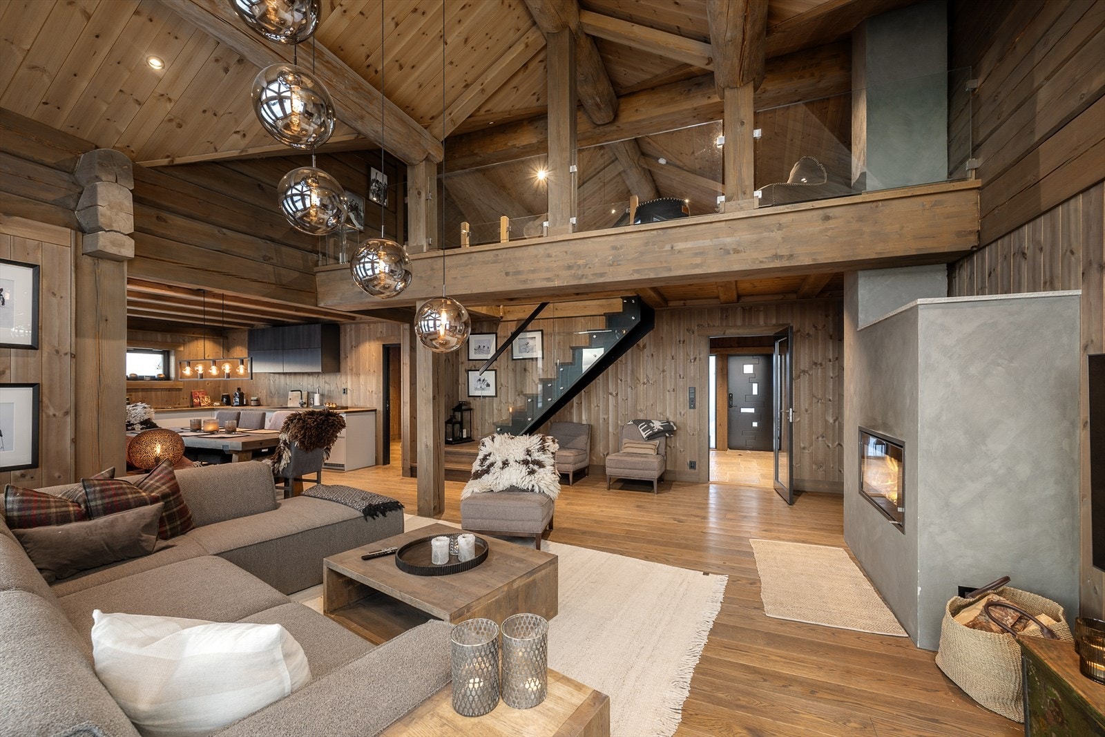 Stuen er et sosialt samlingspunkt med peis, god takhøyde og åpen løsning mot kjøkkenet. Galleribilde