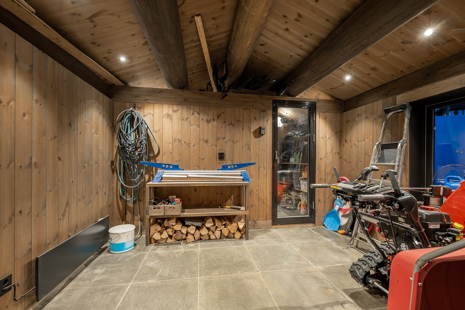 Romslig innvendig bod med god plass for skiutstyr, verktøy og ved. Galleribilde