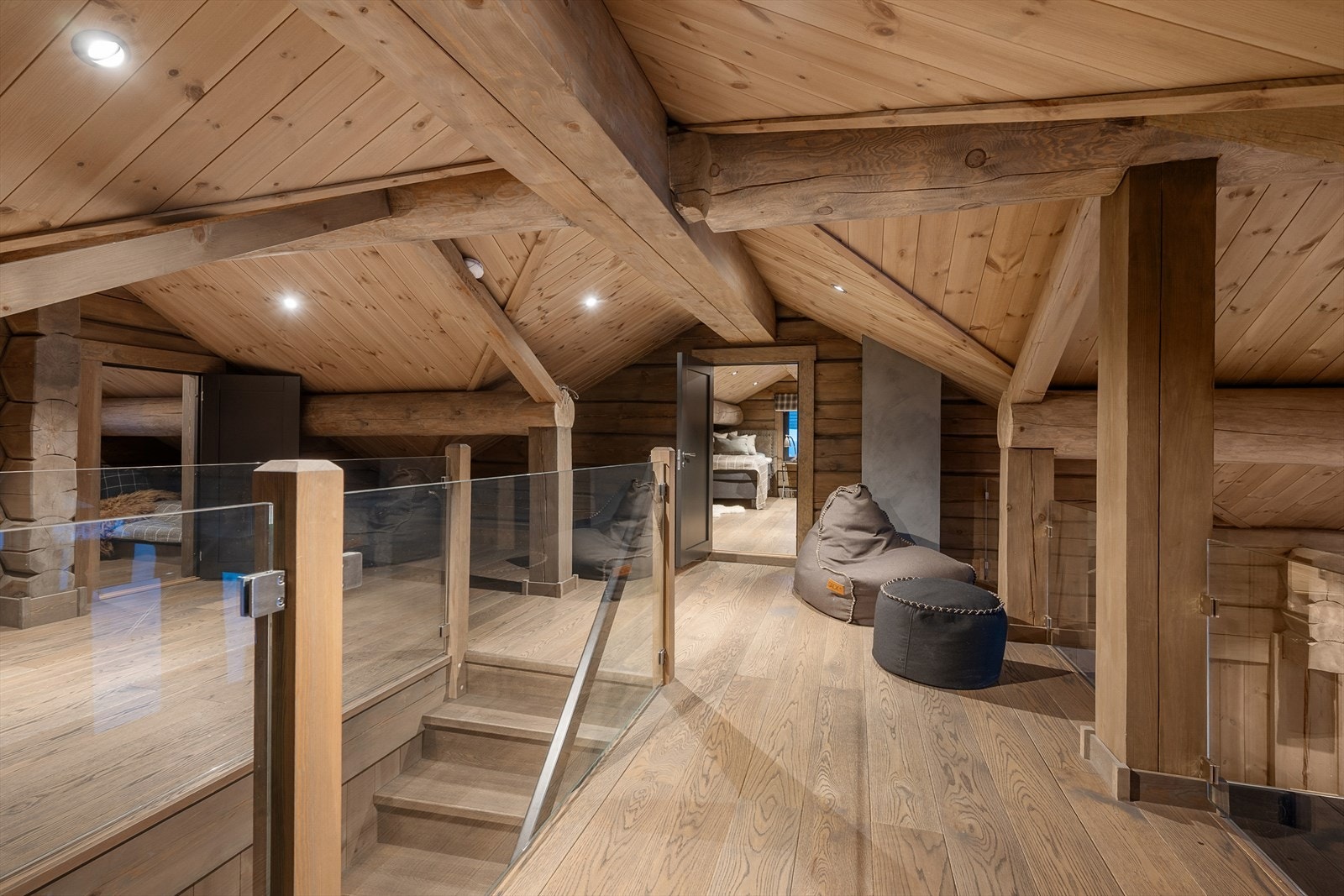 Hemsen fungerer som en ekstra stue eller lekerom, med utsyn over allrommet. Galleribilde