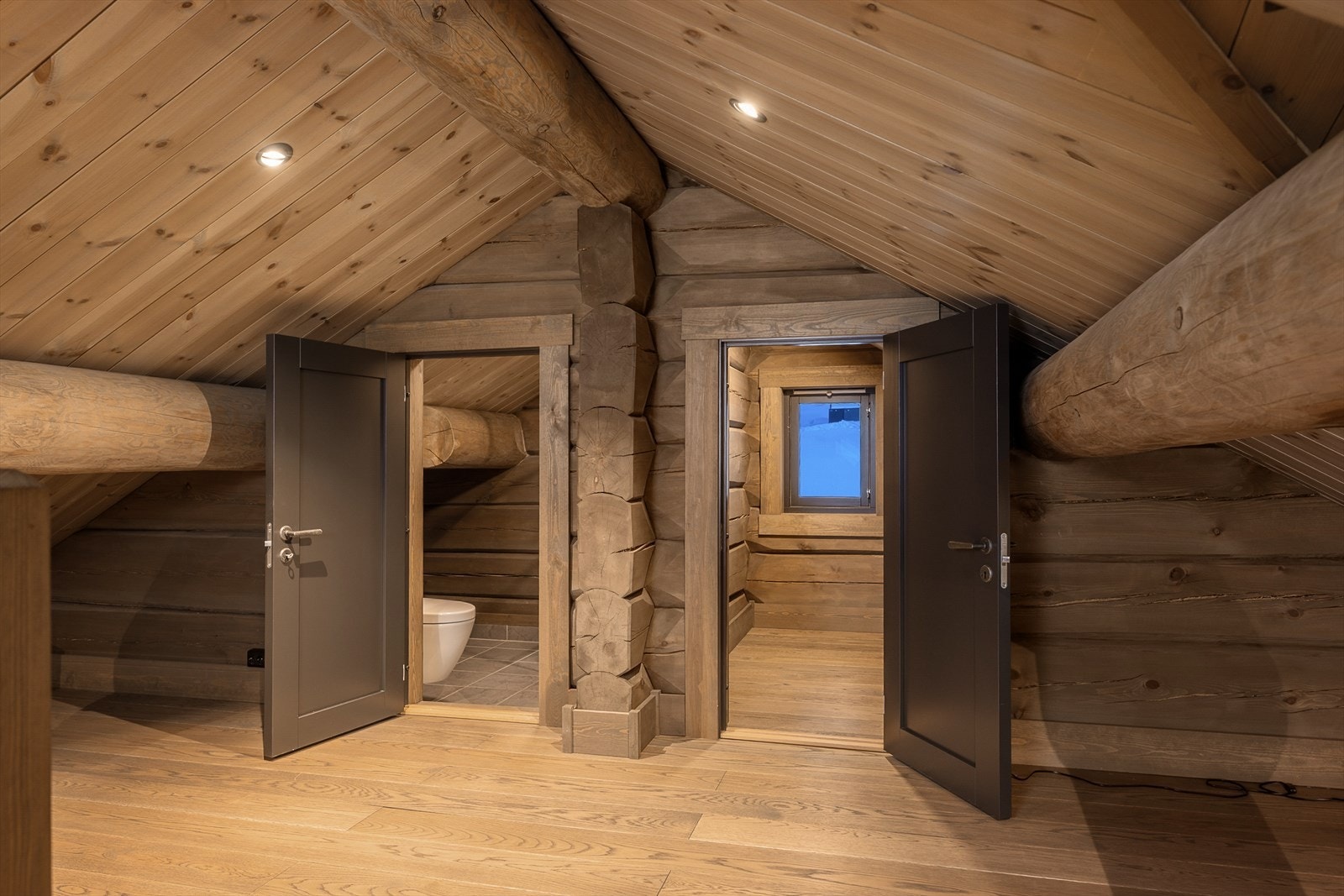 Fra hemsen er det adkomst til bad og rom innredet med soveplasser. Galleribilde