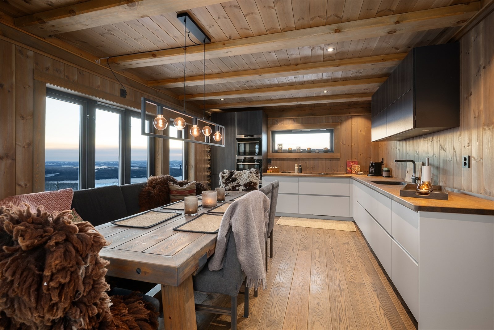 Den romslige spiseplassen blir det naturlige samlingspunktet i hytta. Den fine utsikten får sin velfortjente plass gjennom vinduene. Galleribilde