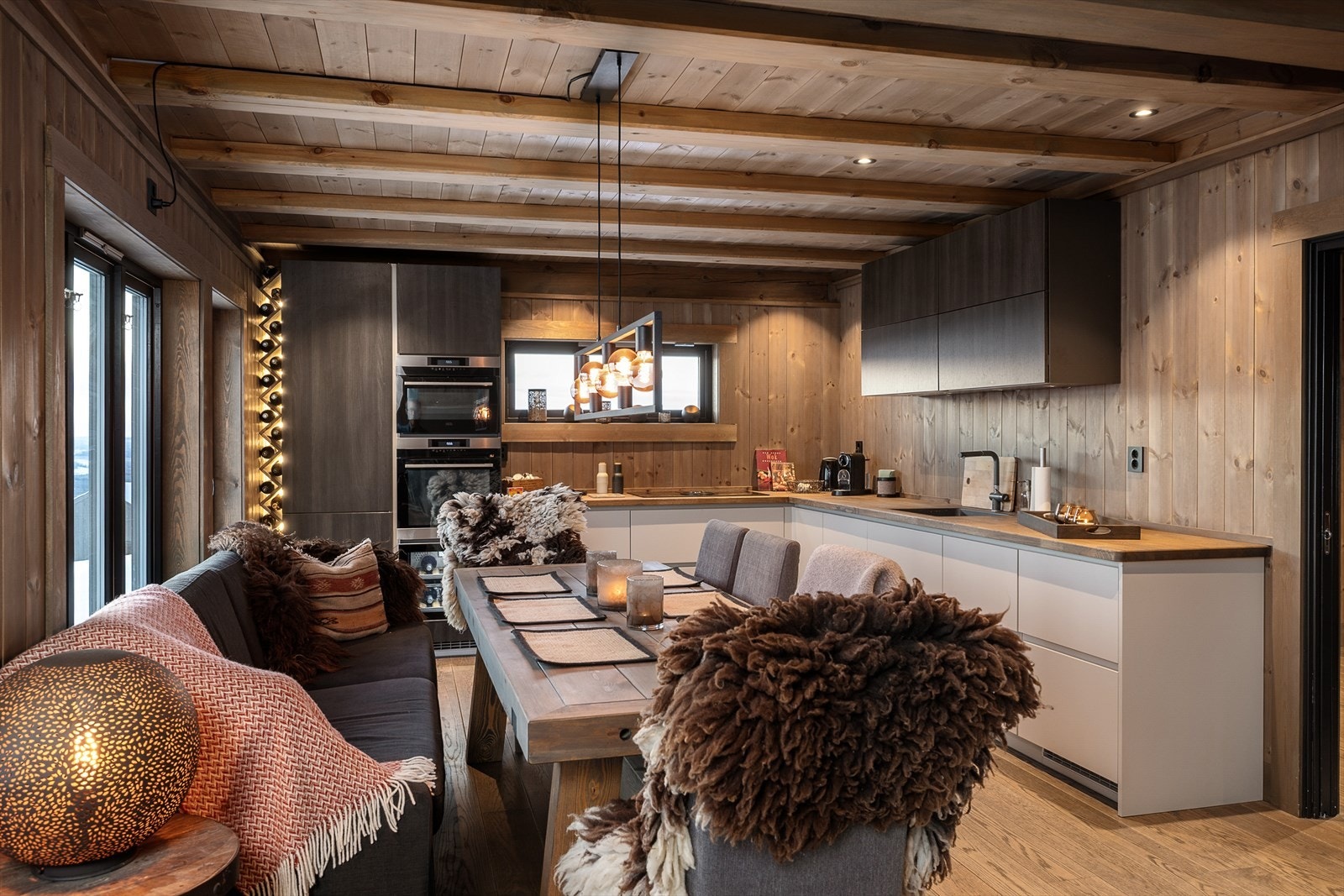 Moderne kjøkkeninnredning med slette fronter og rikelig med skap- og benkeplass. Galleribilde