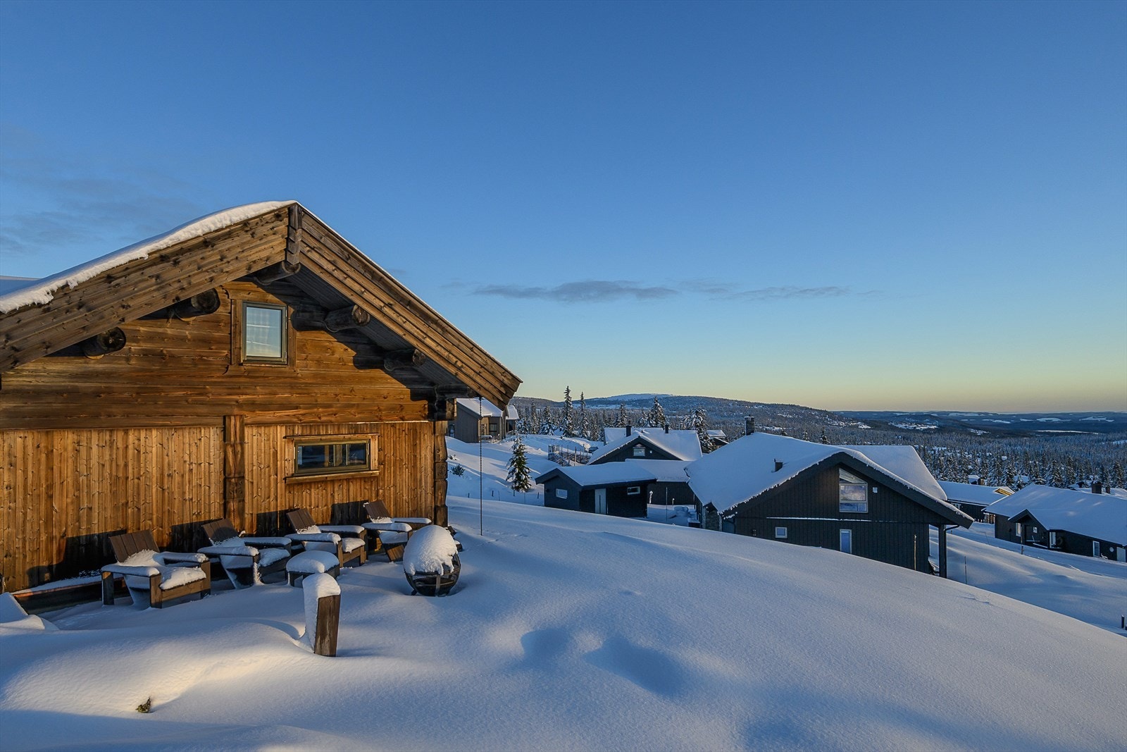 Hytta glir naturlig inn i terrenget med sin tradisjonelle stil og fasade. Galleribilde
