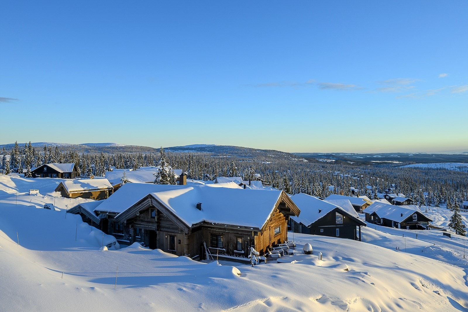 Hytta er en del av et populært område i Birkebeinerbakken v/Sjusjøen. Området er fortsatt under utvikling. Galleribilde