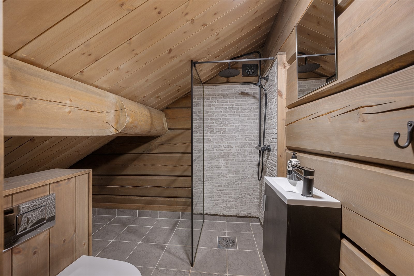 Baderom i andre etasje med dusjnisje, toalett og servant. Galleribilde