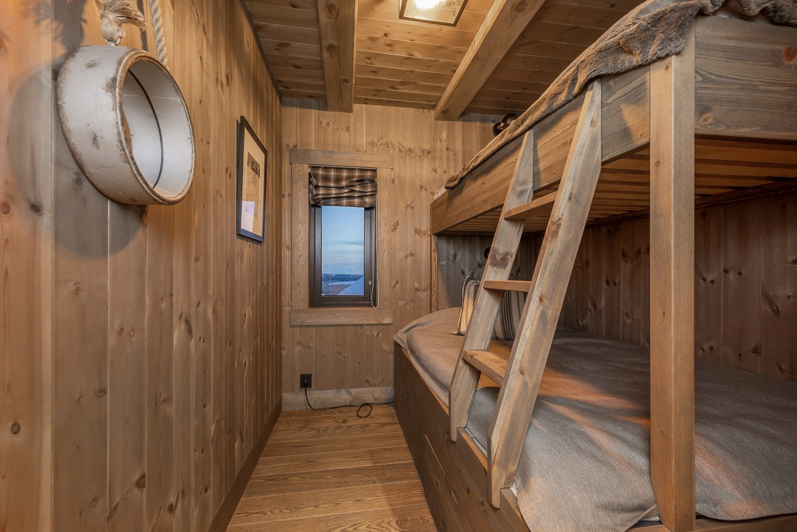 Et av soverommene er innredet med en plassbygd køyeseng, ideelt for barn. Galleribilde